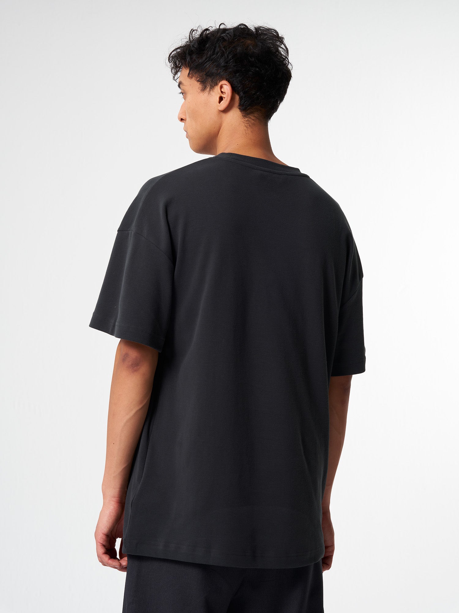 pinqponq-Tshirt-Unisex-Peat-Black-model-back