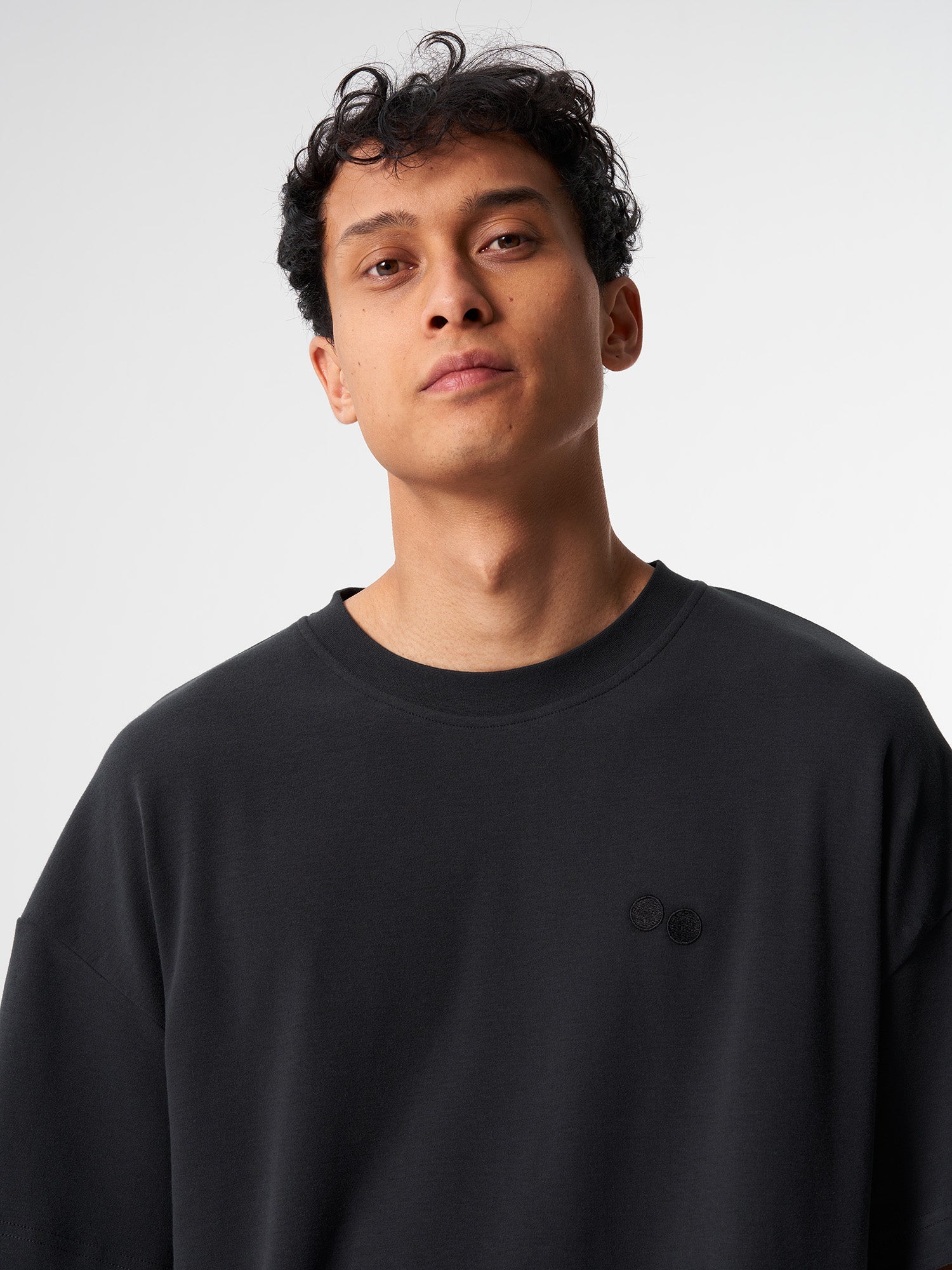 pinqponq-Tshirt-Unisex-Peat-Black-model-front-detail