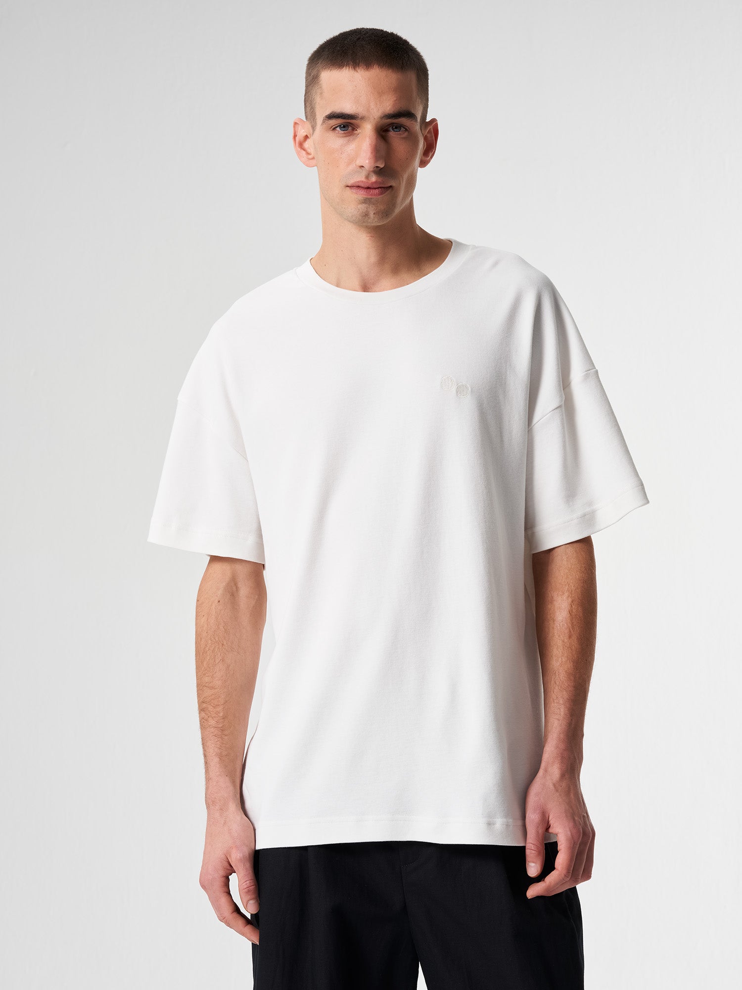pinqponq-Tshirt-Unisex-Dandelion-White-model-front