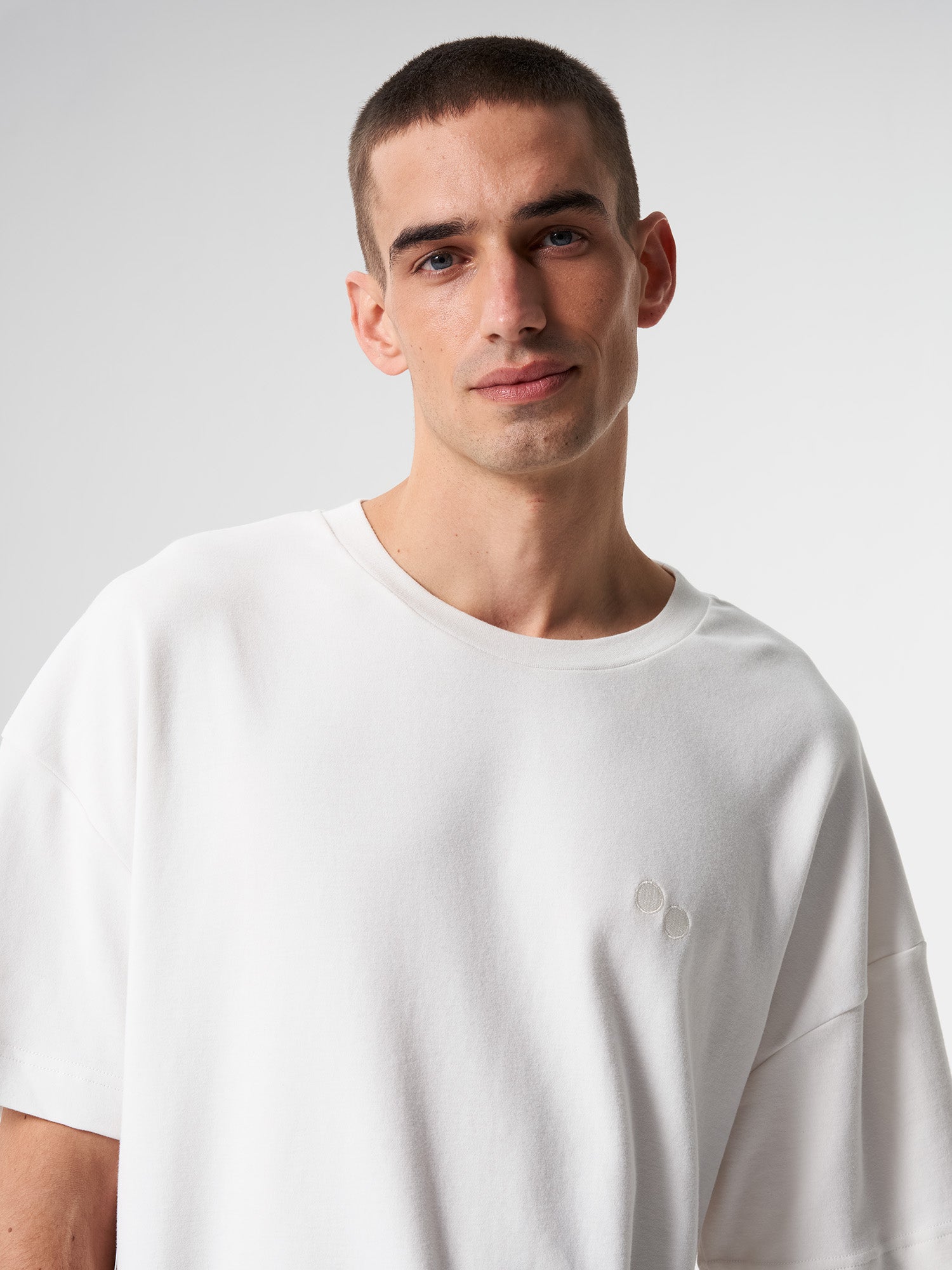 pinqponq-Tshirt-Unisex-Dandelion-White-model-front-detail