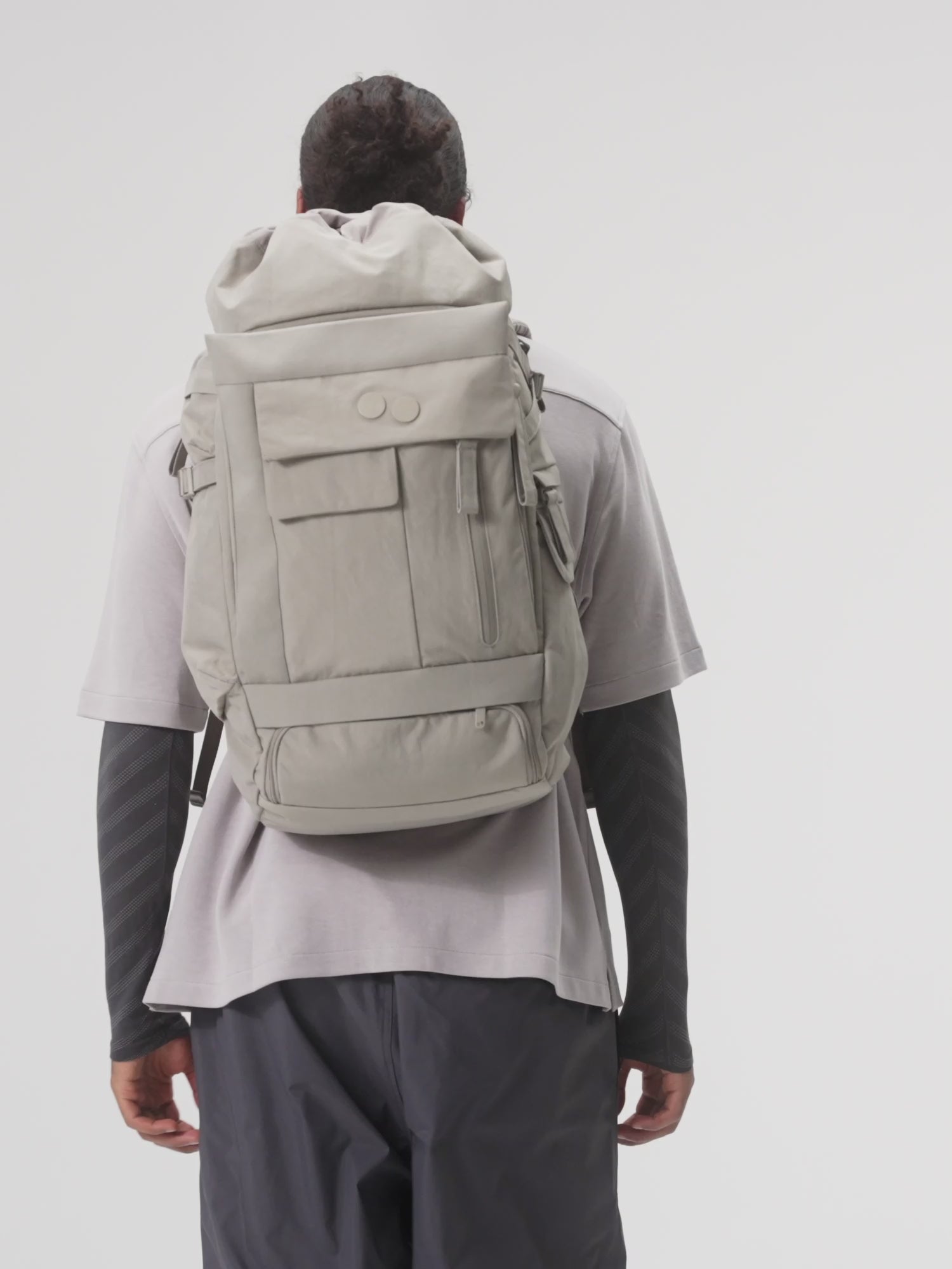 pinqponq-backpack-Blok-Large-Crinkle-Taupe-model-video