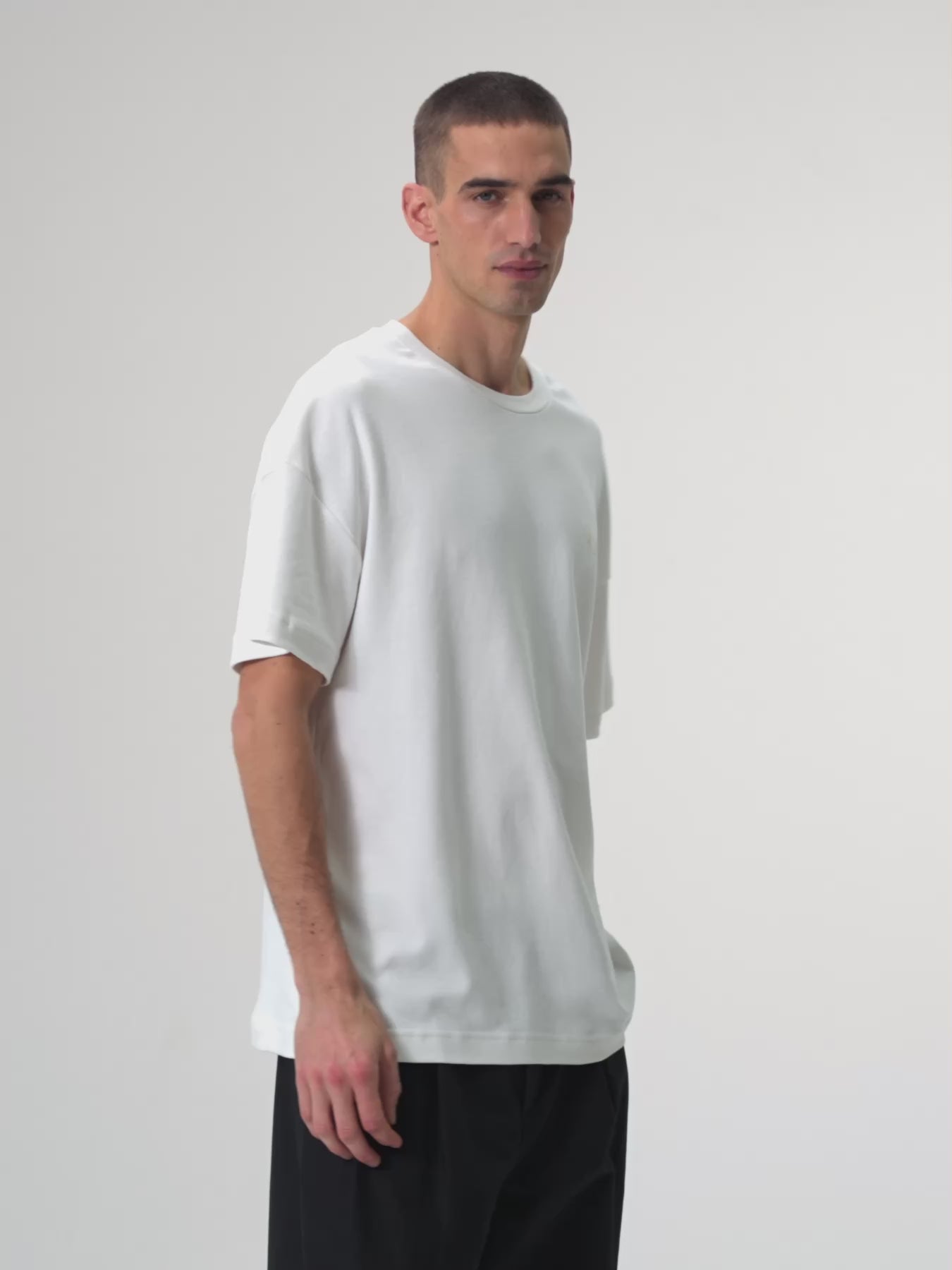pinqponq-Tshirt-Unisex-Dandelion-White-model-video