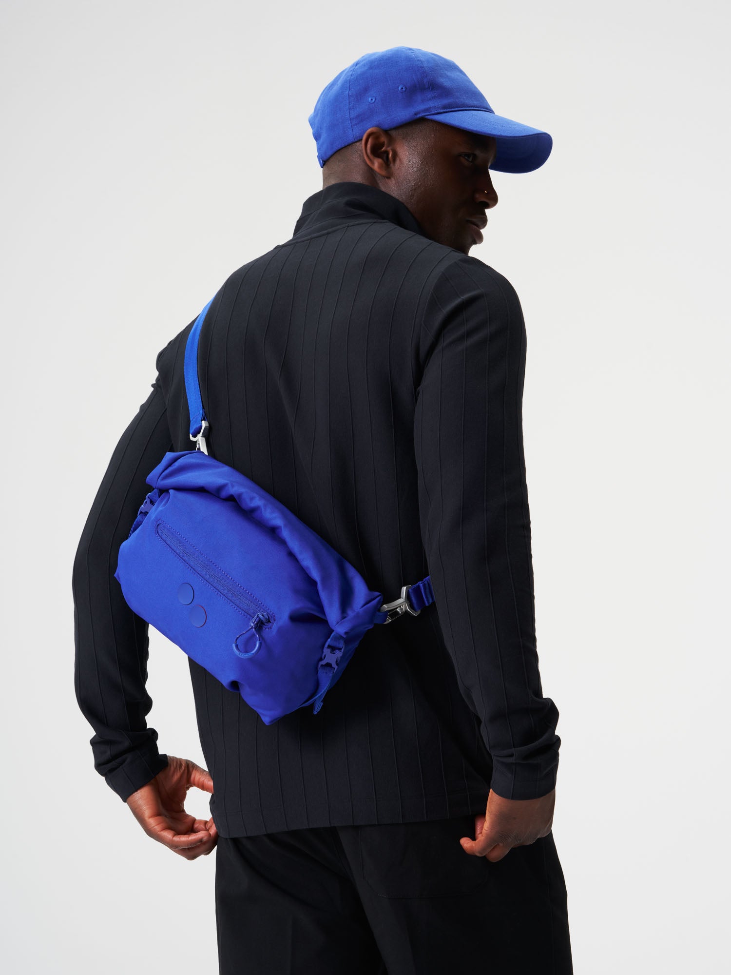 pinqponq-Aksel-Ultimate-Blue-model-front