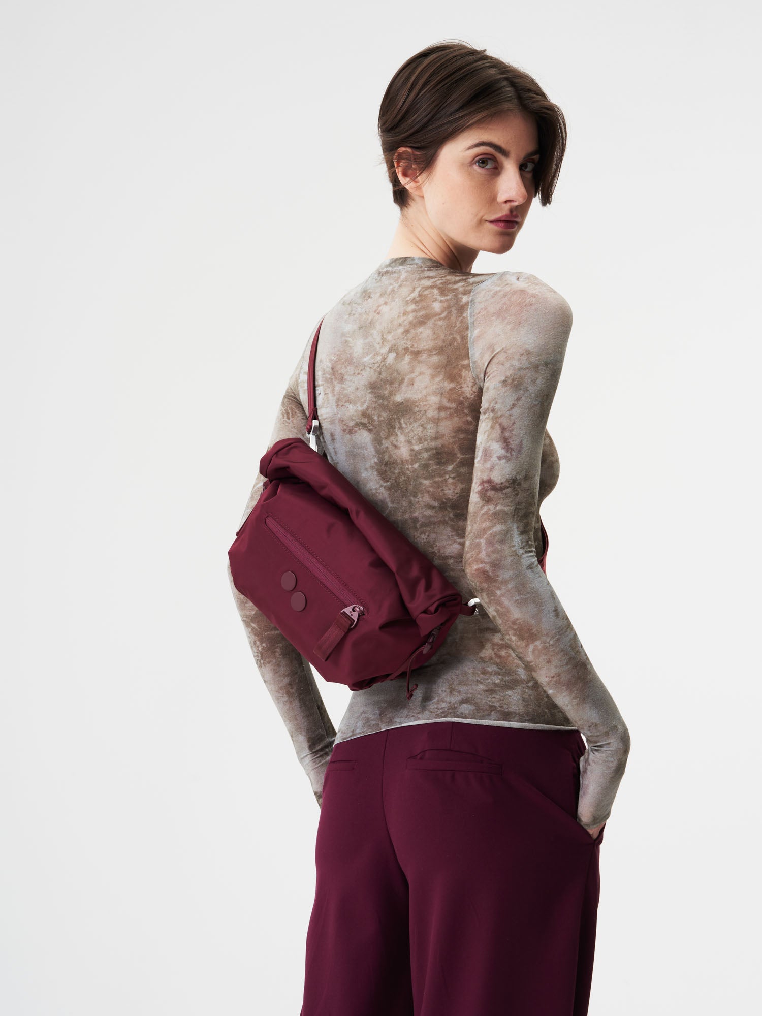 inqponq-Aksel-Changeant-Glazed-Red-model-front