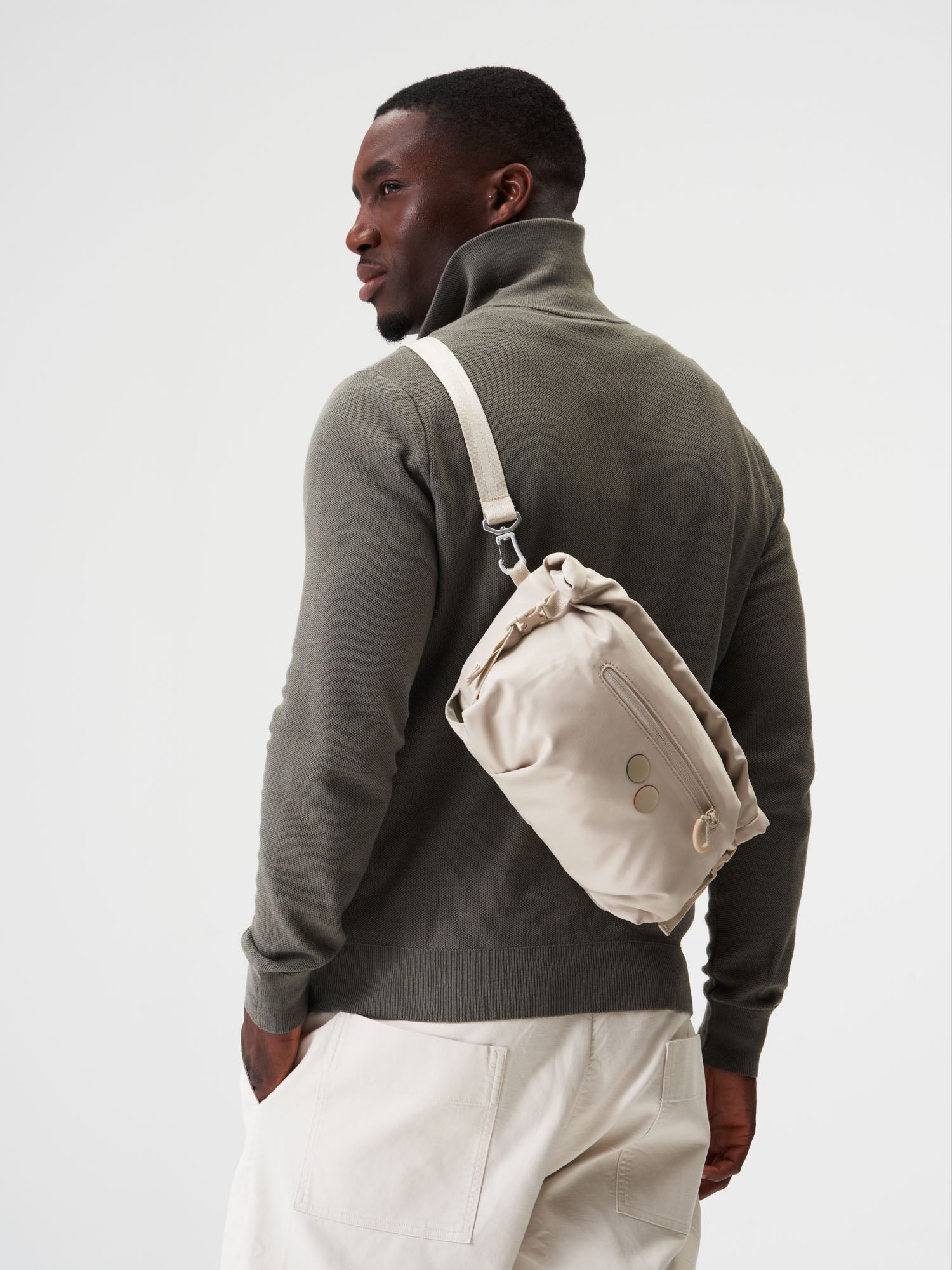 pinqponq-Aksel-Cliff-Beige-model-front