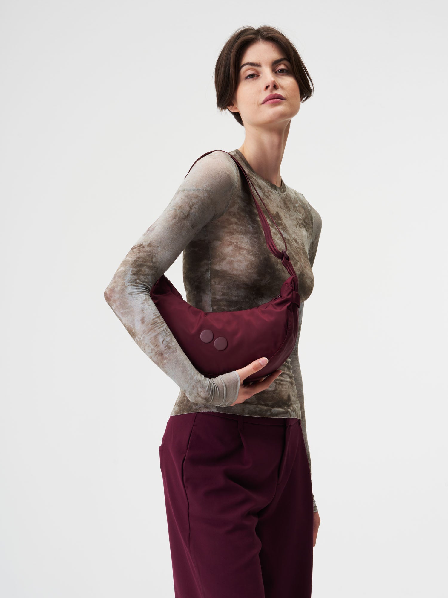 pinqponq-Krumm-Small-Changeant-Glazed-Red-model-front