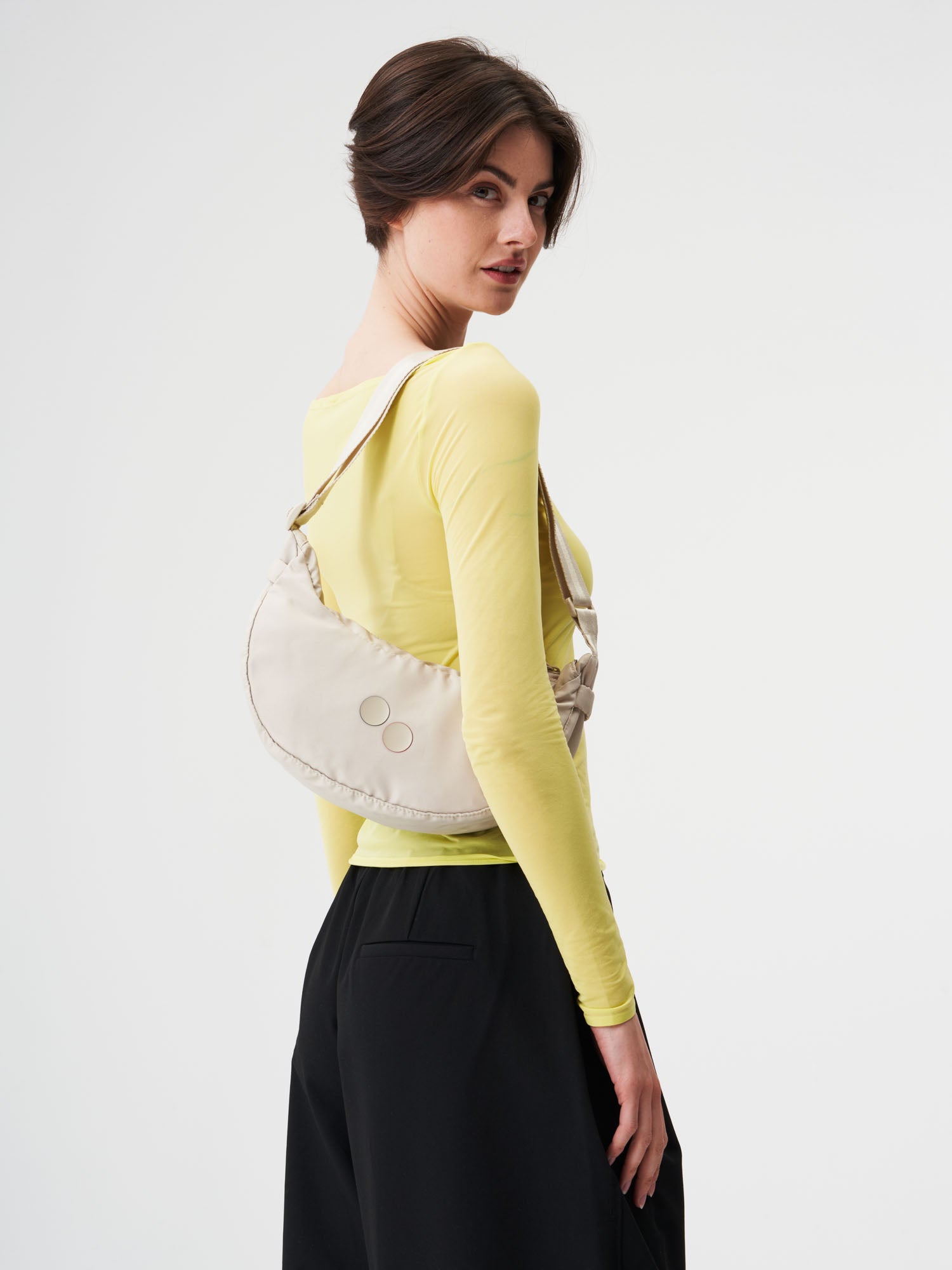 pinqponq-Krumm-Small-Cliff-Beige-model-front