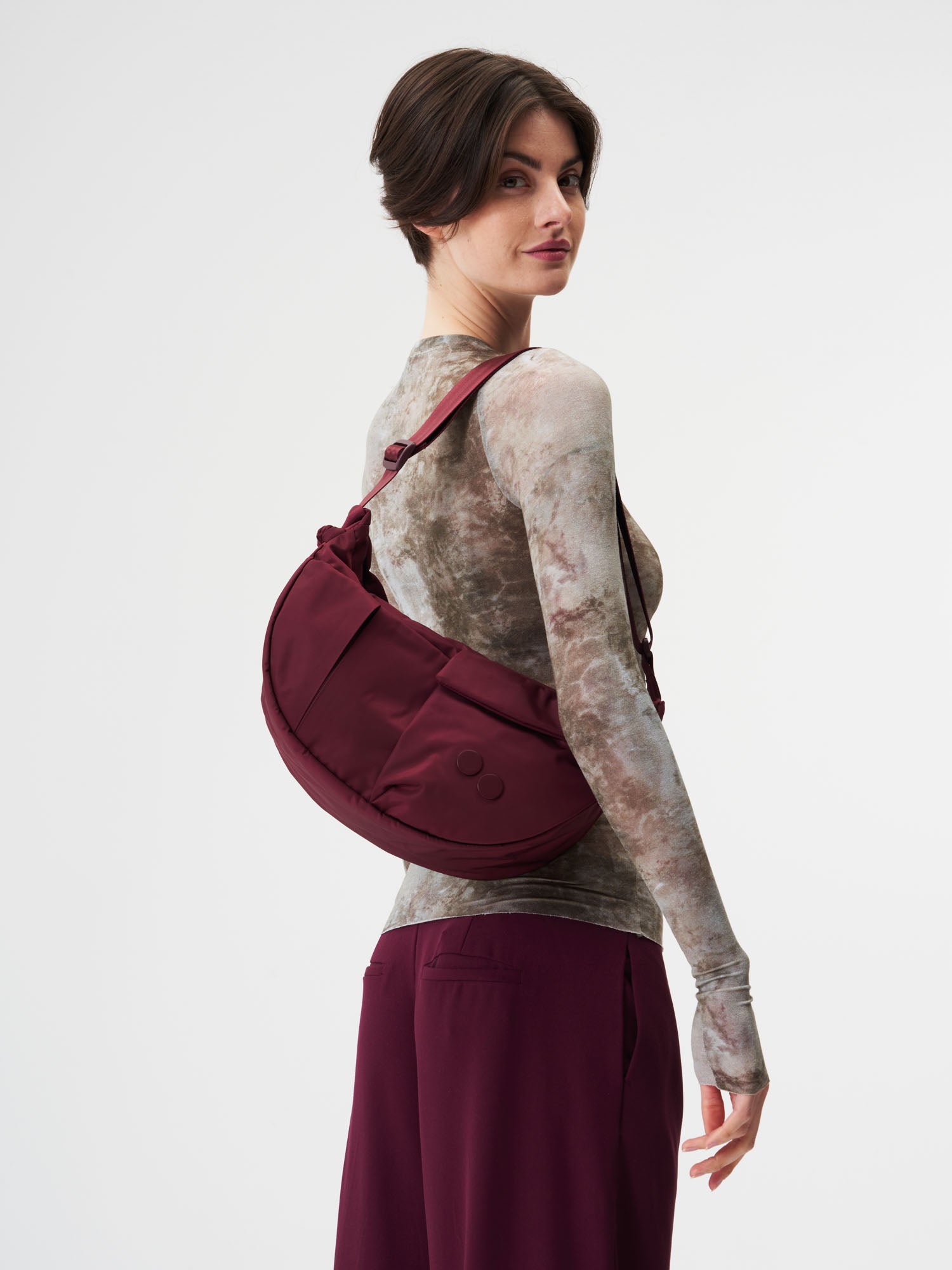 pinqponq-Krumm-Medium-Changeant-Glazed-Red-model-front