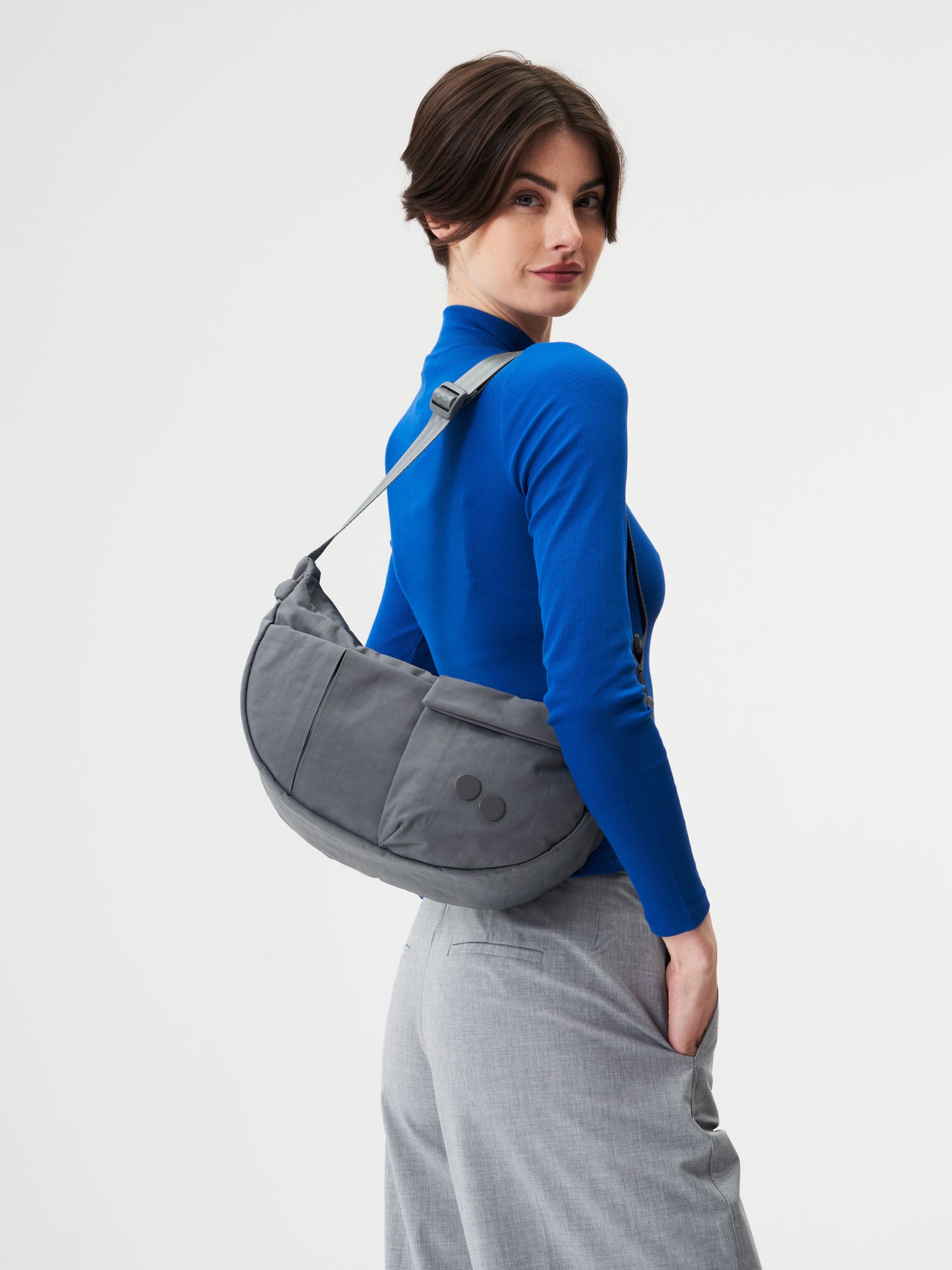 pinqponq-Krumm-Medium-Crinkle-Grey-model-female-front