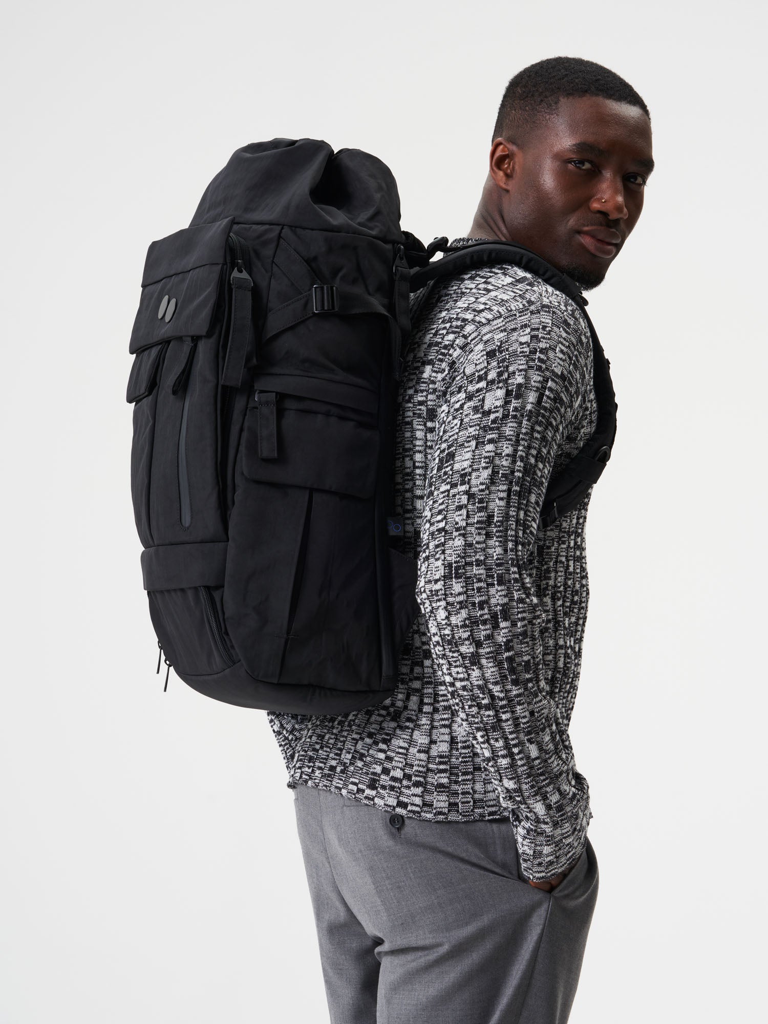 pinqponq-backpack-blok-large-crinkle-black-model-side