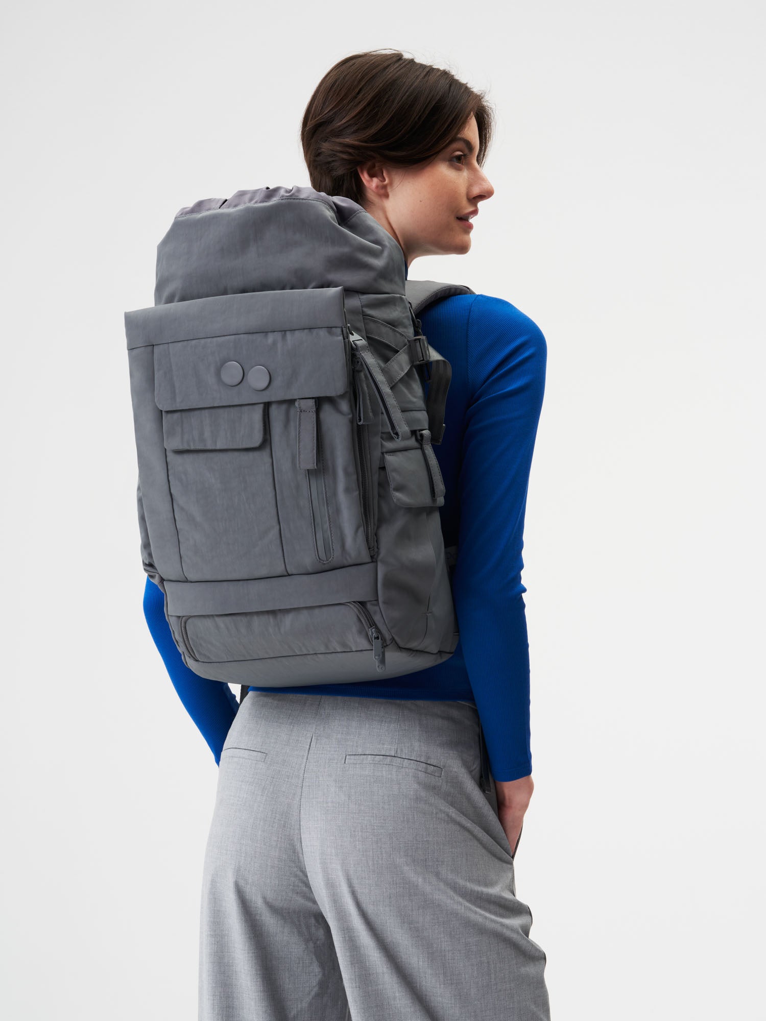 pinqponq-Blok-Medium-Crinkle-Grey-model-front