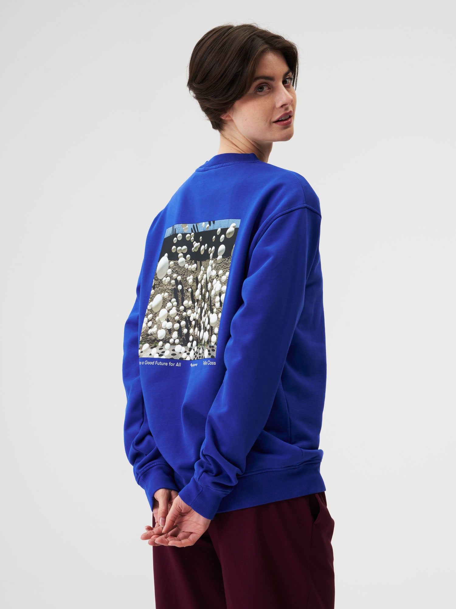 pinqponq-Sweatshirt-Unisex-Future-Blue-Pelle-Cass-Pingpong-model-back