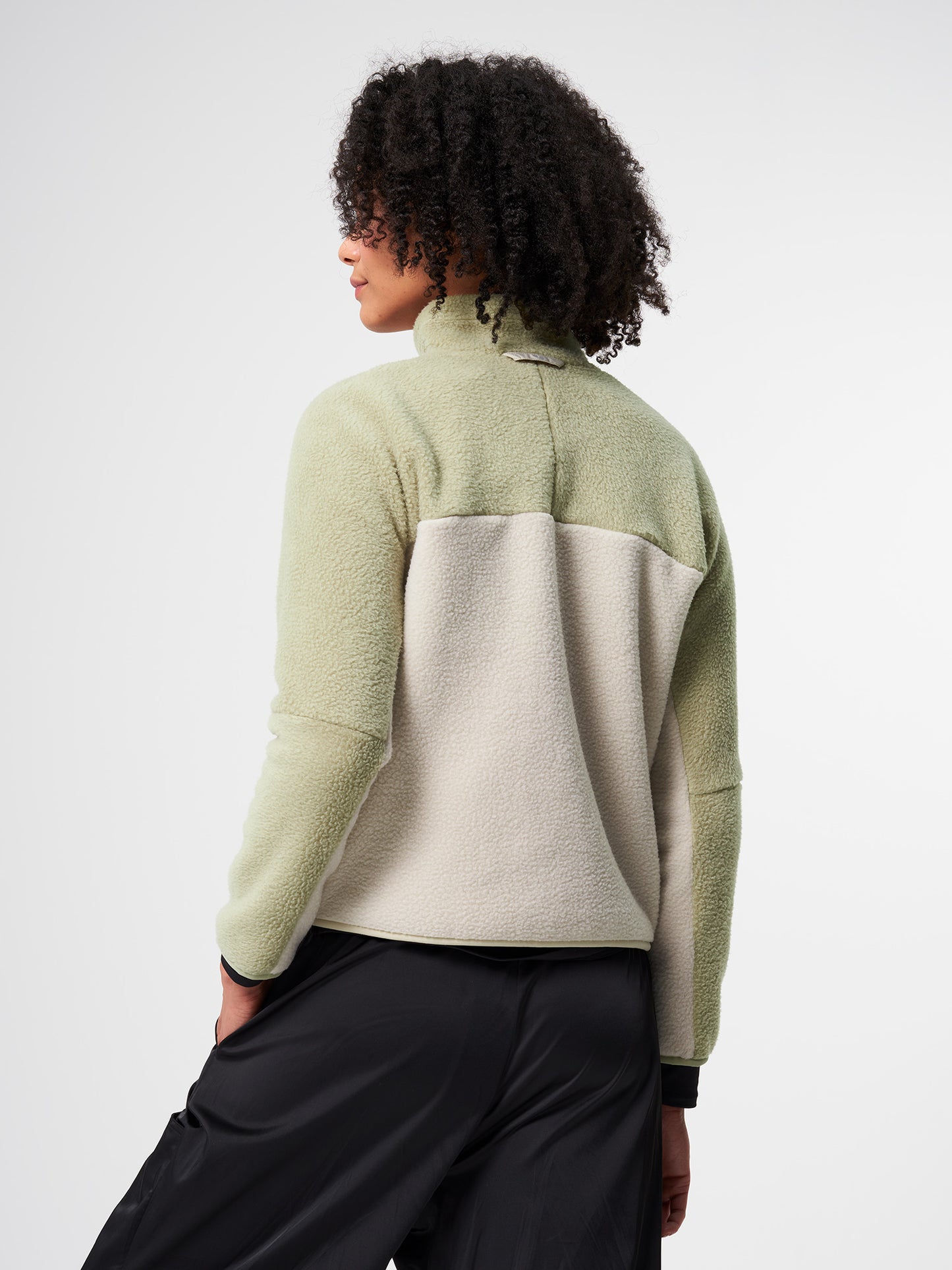 pinqponq-Fleece-Jacket-Women-Tune-Olive-model-back