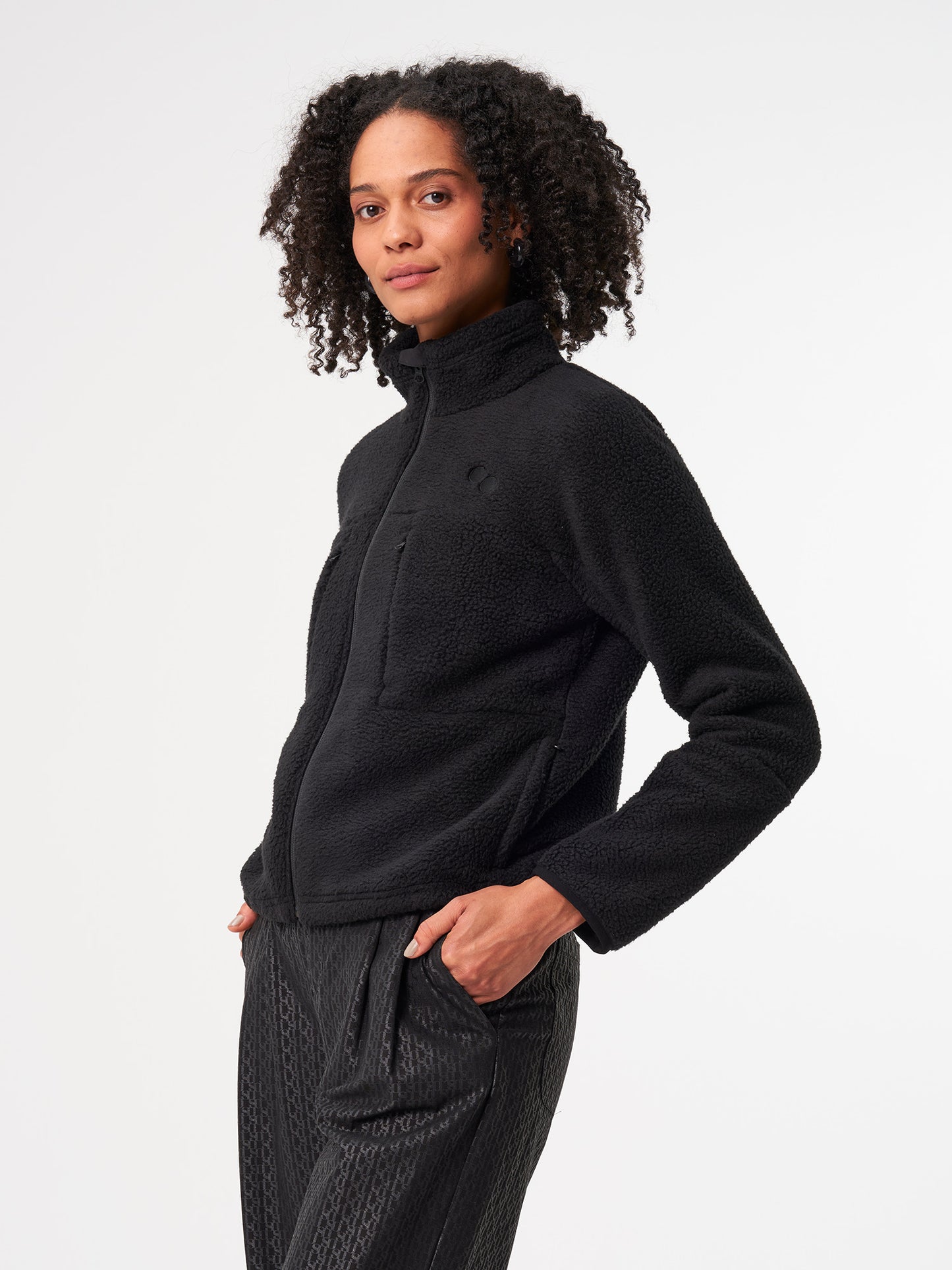 pinqponq-Fleece-Jacket-Women-Peat-Black-model-front