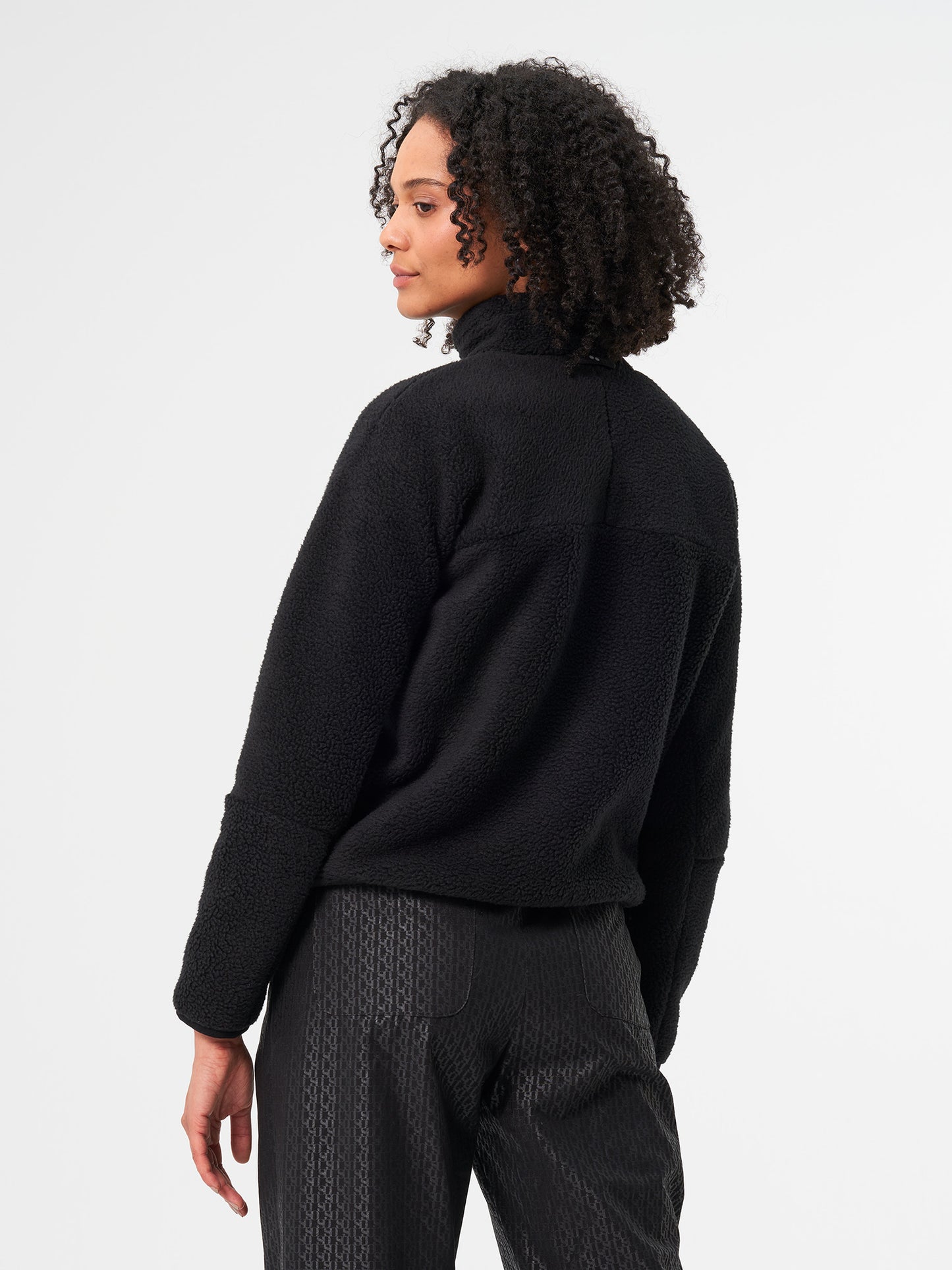 pinqponq-Fleece-Jacket-Women-Peat-Black-model-back