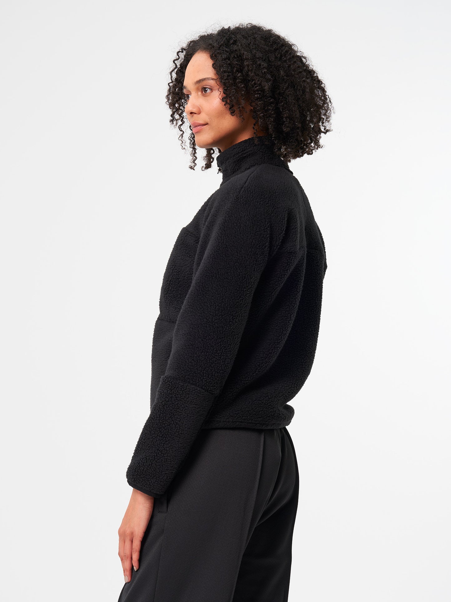 pinqponq-Fleece-Jacket-Women-Peat-Black-model-side