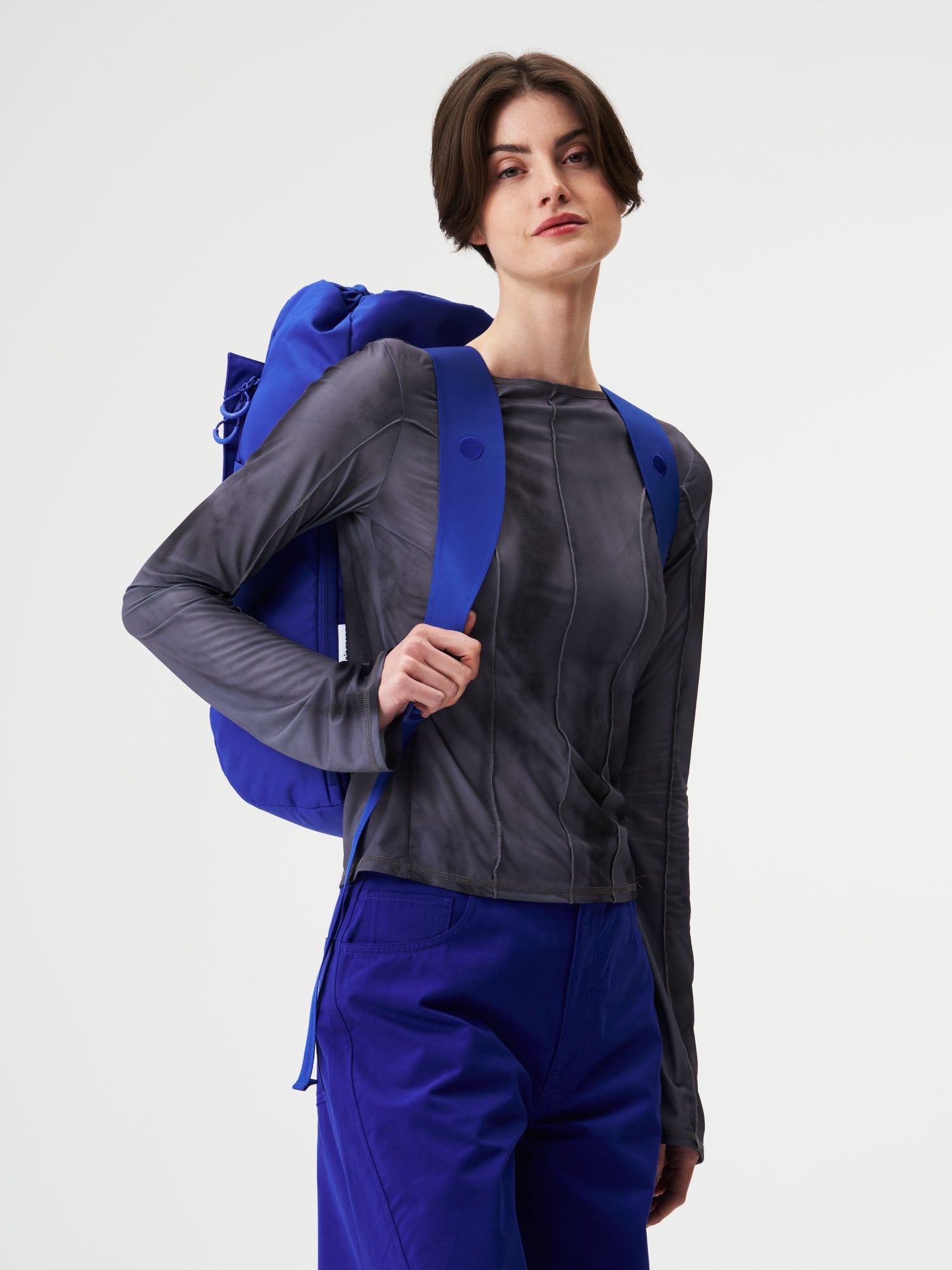 pinqponq-Kalm-Ultimate-Blue-model-back