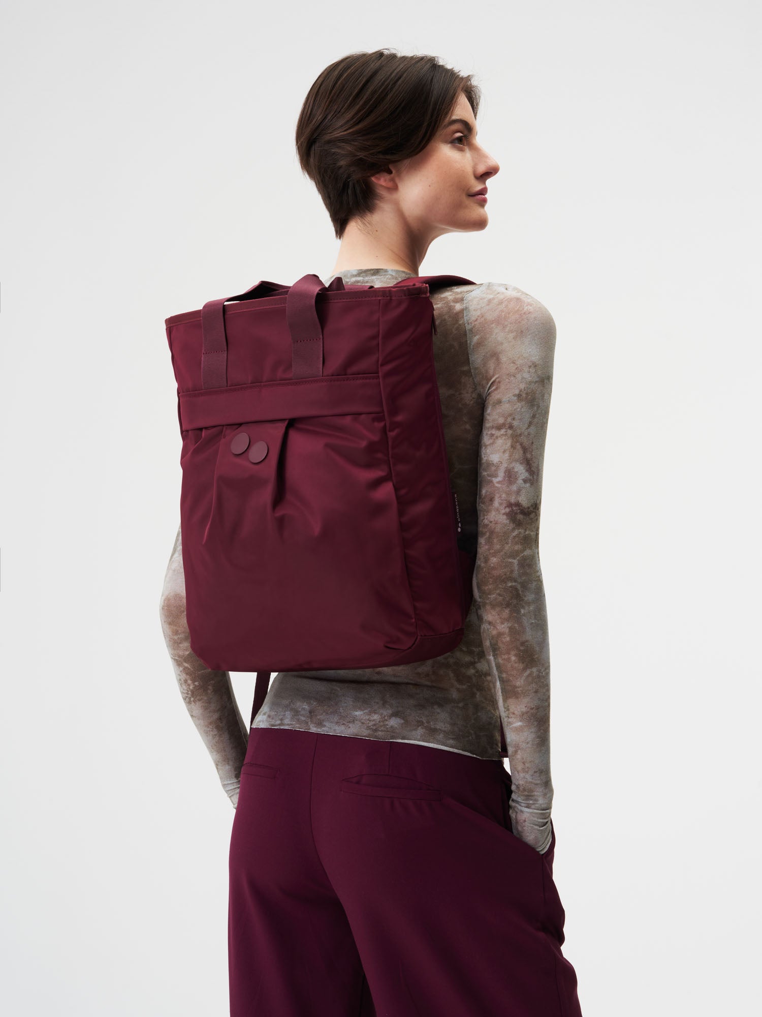 pinqponq-Komo-Changeant-Glazed-Red-model-front