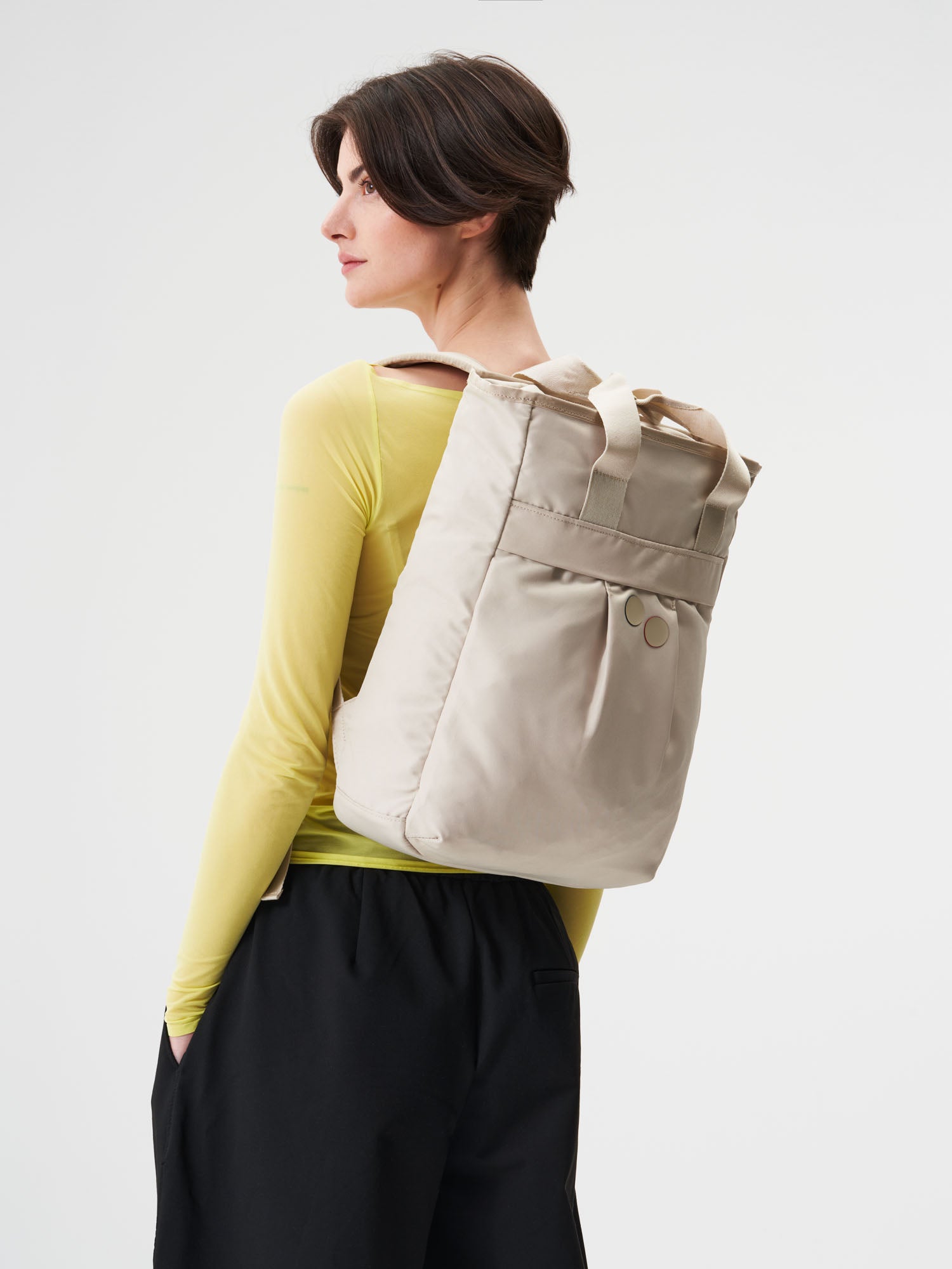 pinqponq-Komo-Cliff-Beige-model-front