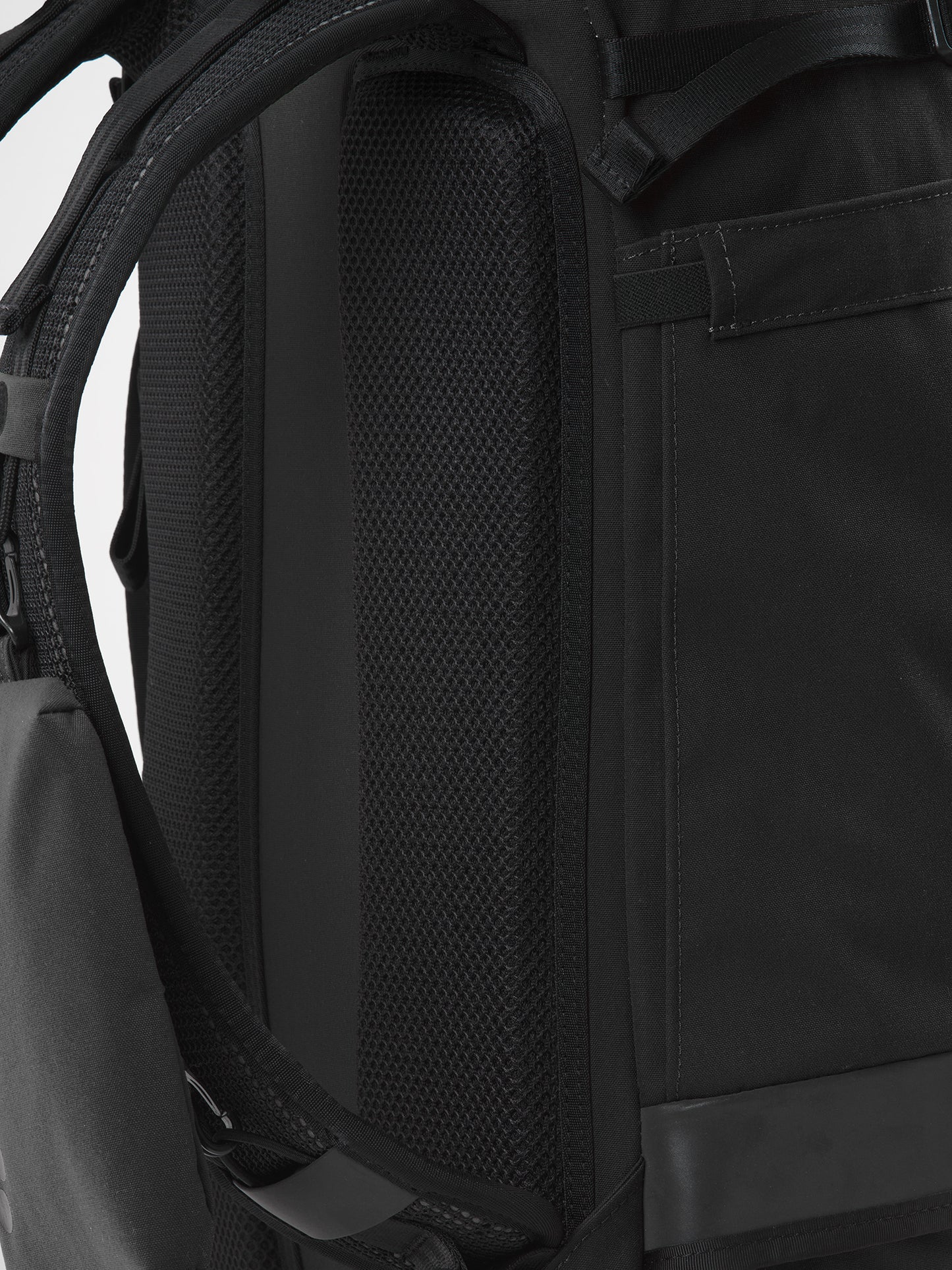 pinqponq-Komut-Medium-Solid-Black-material