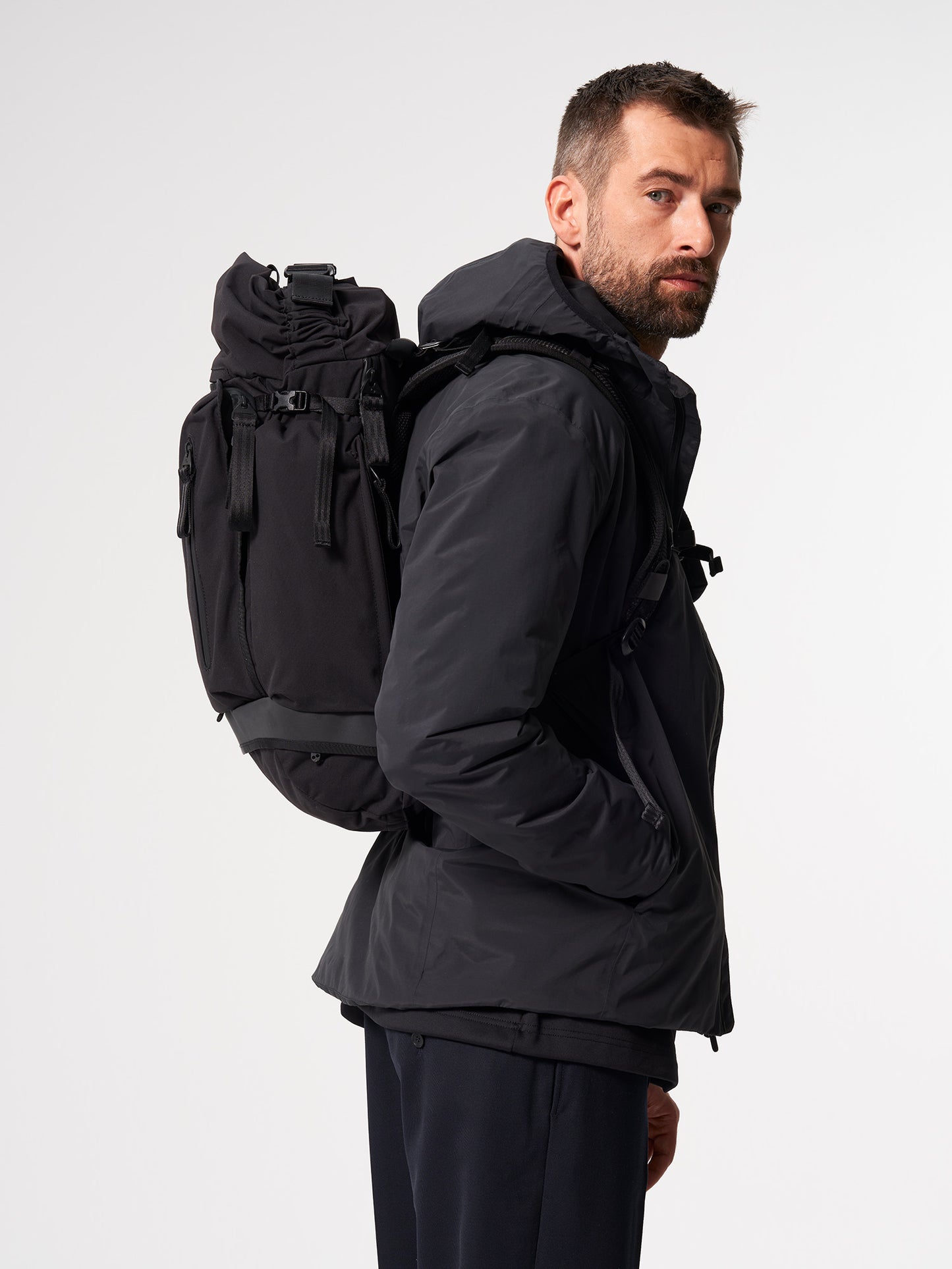 pinqponq-Komut-Medium-Solid-Black-model-side
