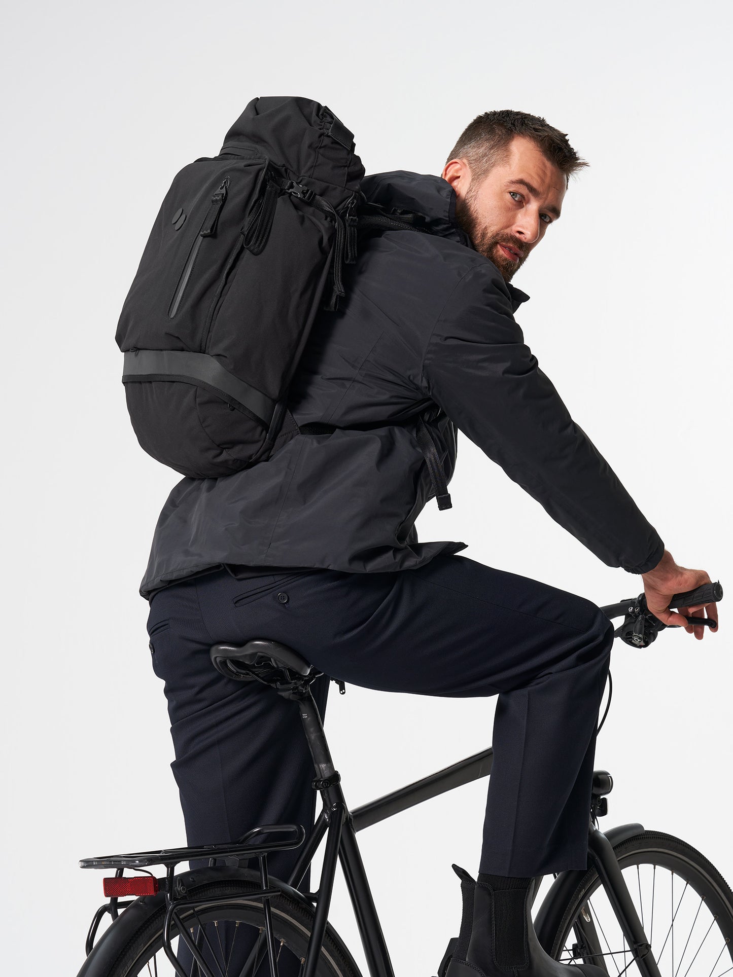 pinqponq-Komut-Medium-Solid-Black-model-back