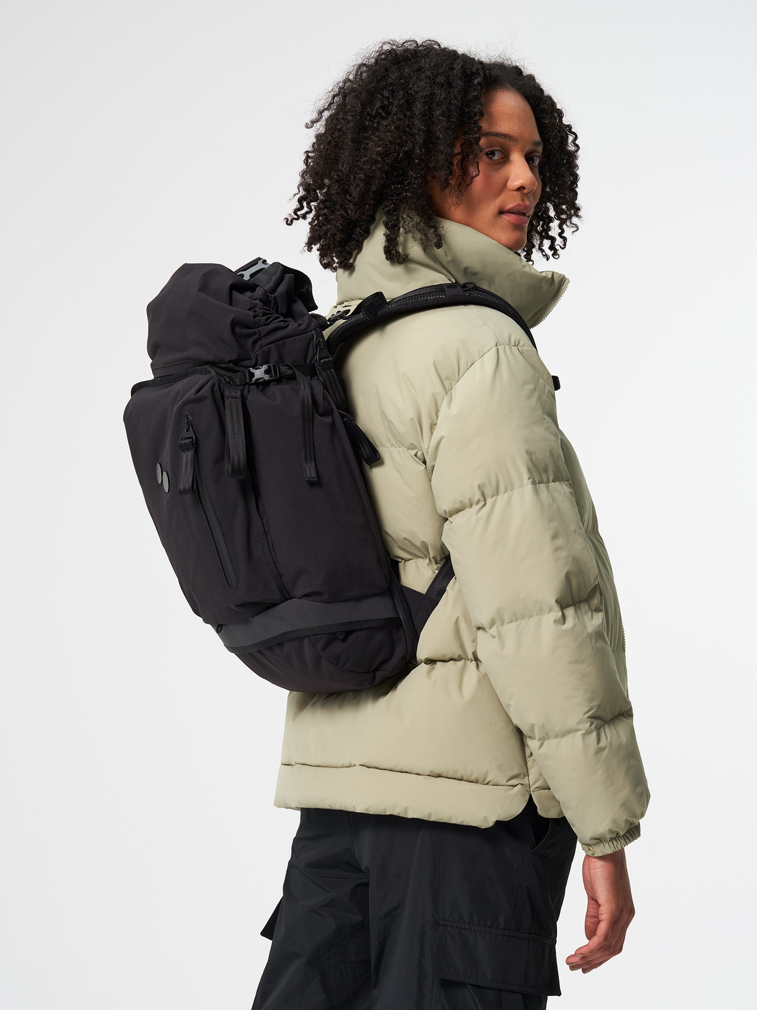 pinqponq-Komut-Medium-Solid-Black-model-side