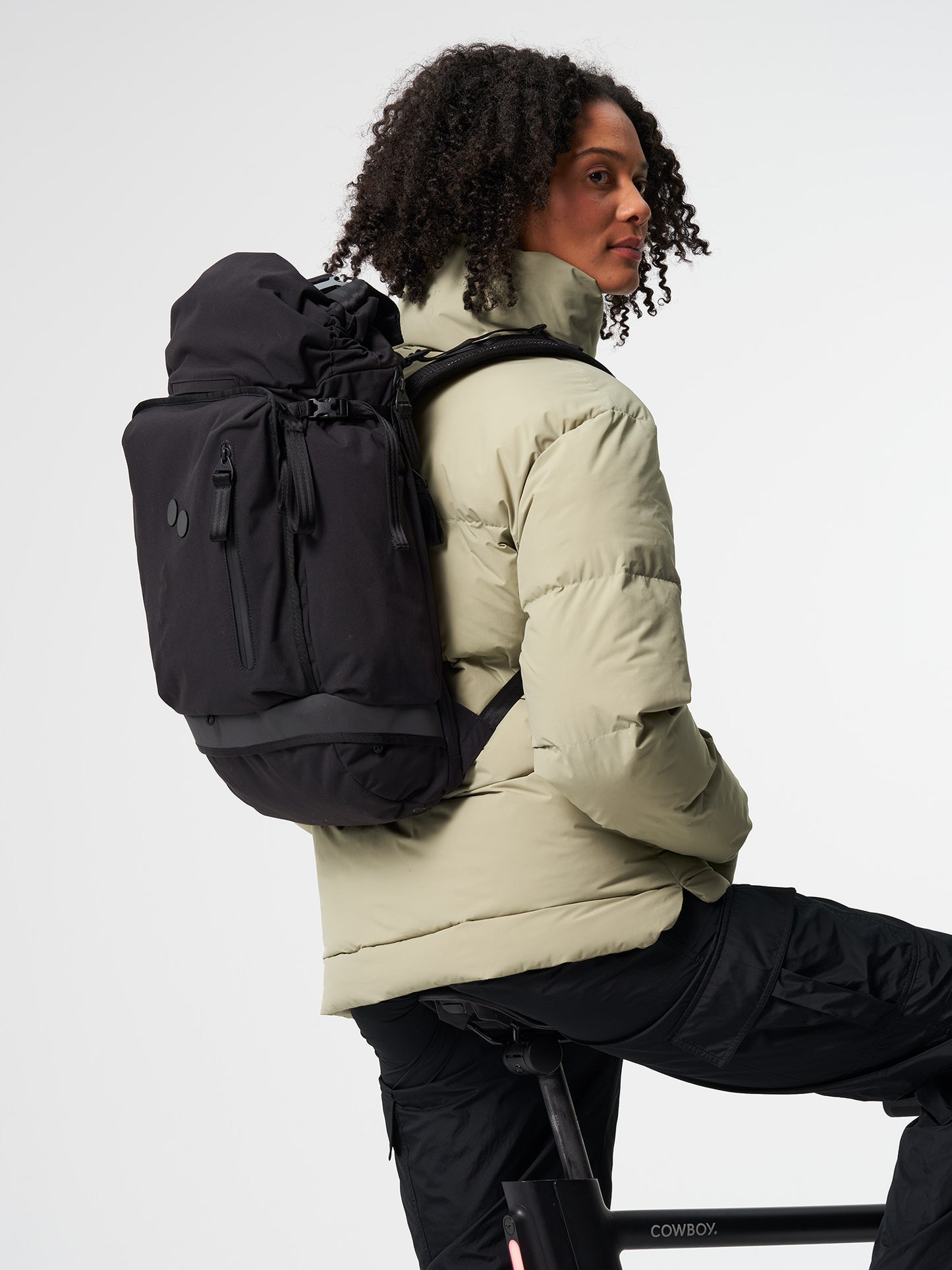 pinqponq-Komut-Medium-Solid-Black-model-back