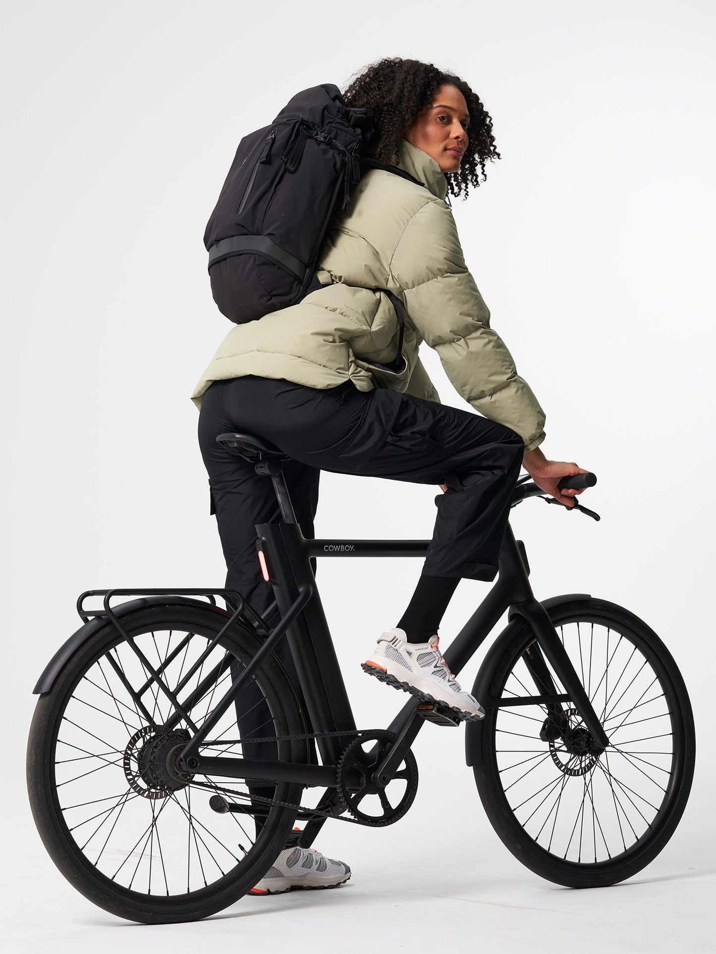 pinqponq-Komut-Medium-Solid-Black-model-back