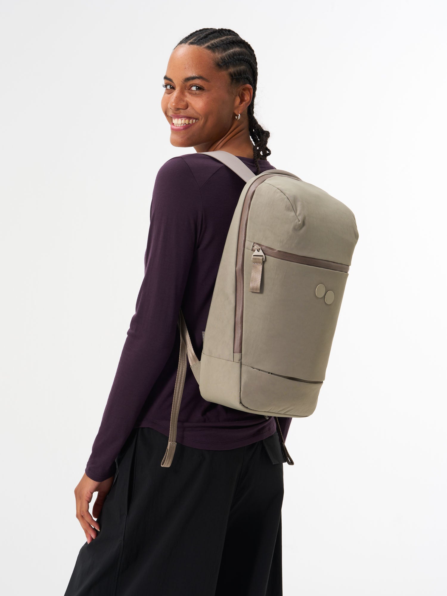 pinqponq-Kontor-Crinkle-Taupe-model-side