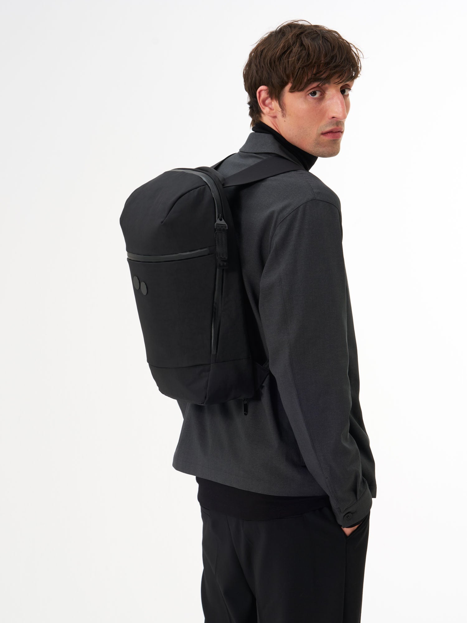 pinqponq-Kontor-Crinkle-Black-model-side