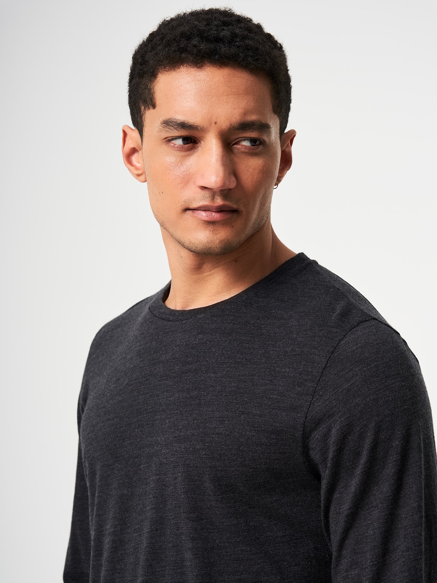pinqponq-Longsleeve-Merino-Men-Core-Dark-Grey-Melange-model-front-detail