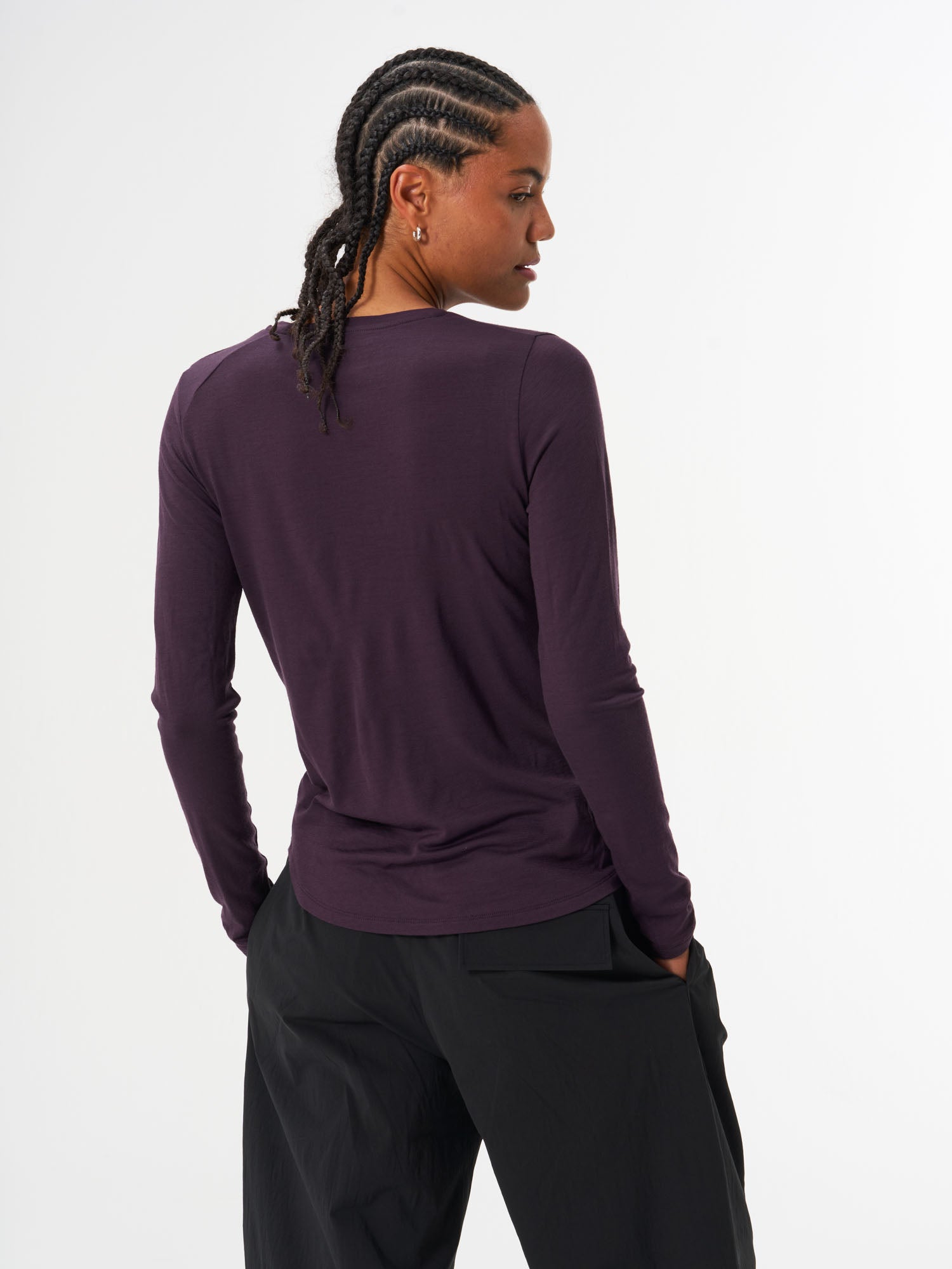pinqponq-Longsleeve-Merino-Women-Inspire-Sheep-Plum-model-back