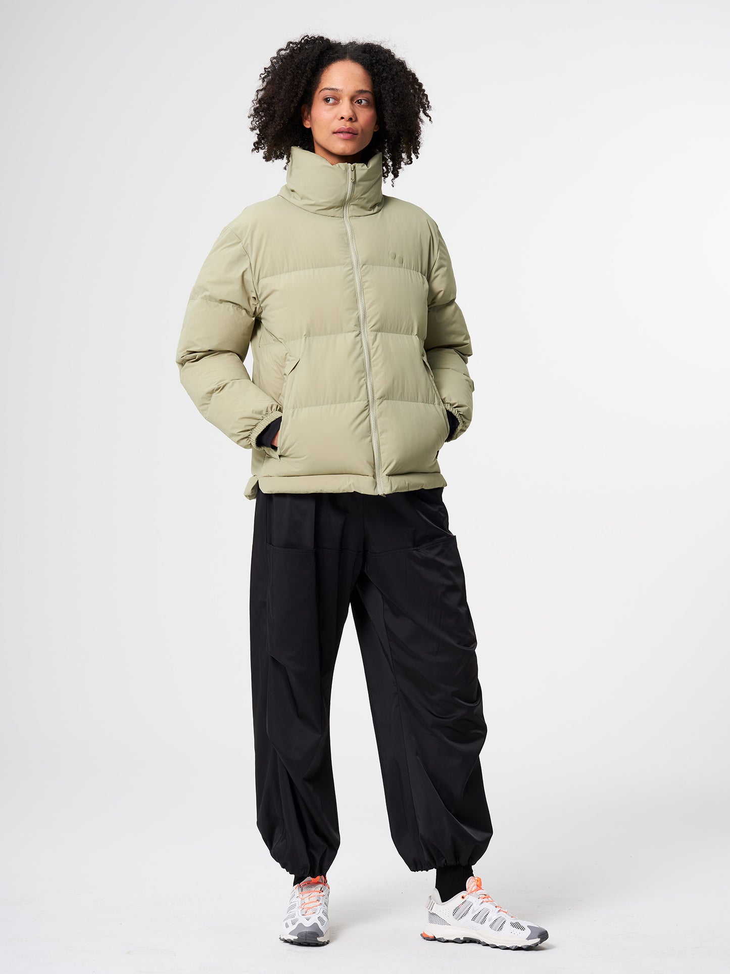 pinqponq-Puffer-Jacket-Unisex-Reed-Olive-model-front