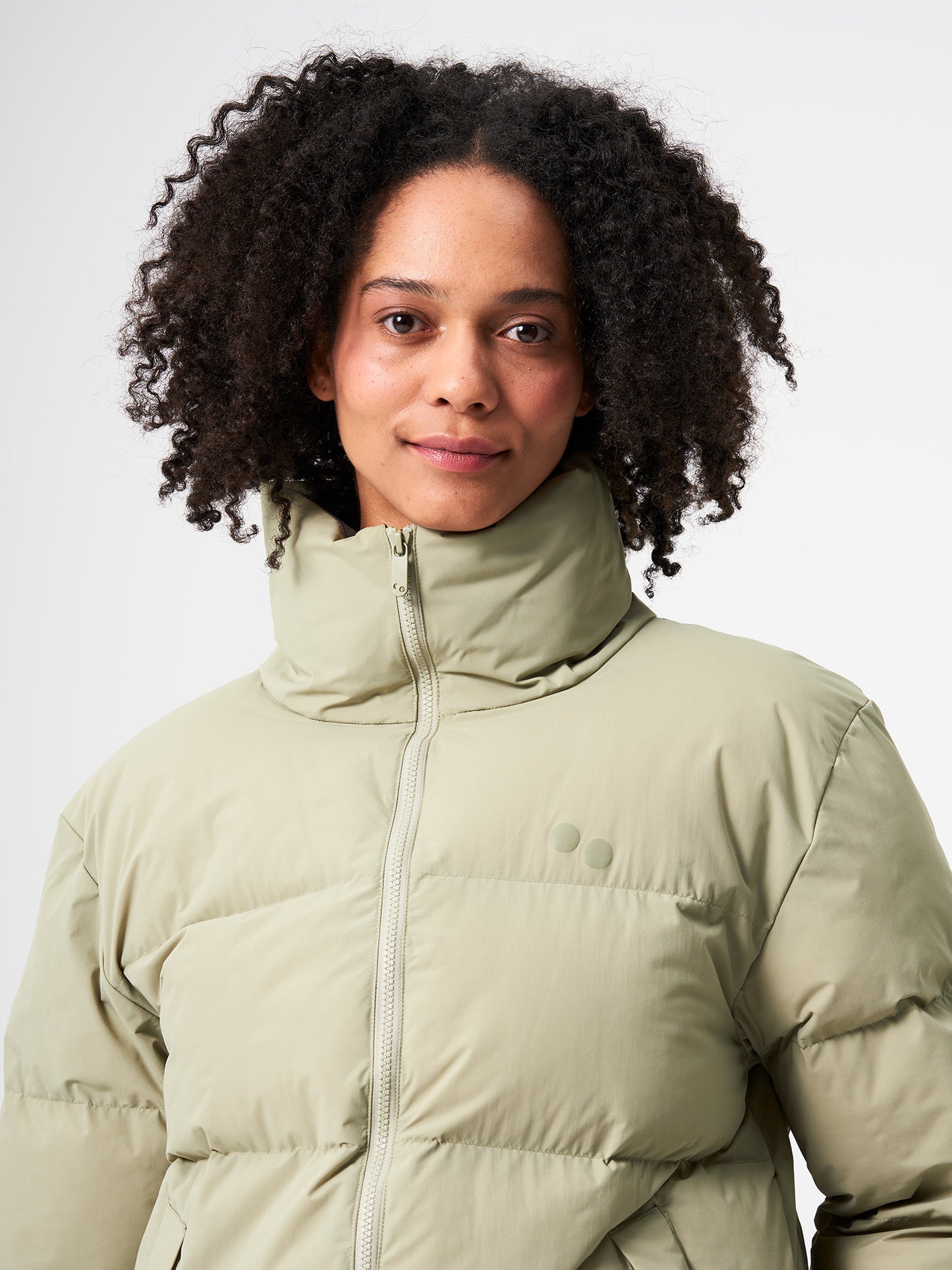 pinqponq-Puffer-Jacket-Unisex-Reed-Olive-model-front-detail