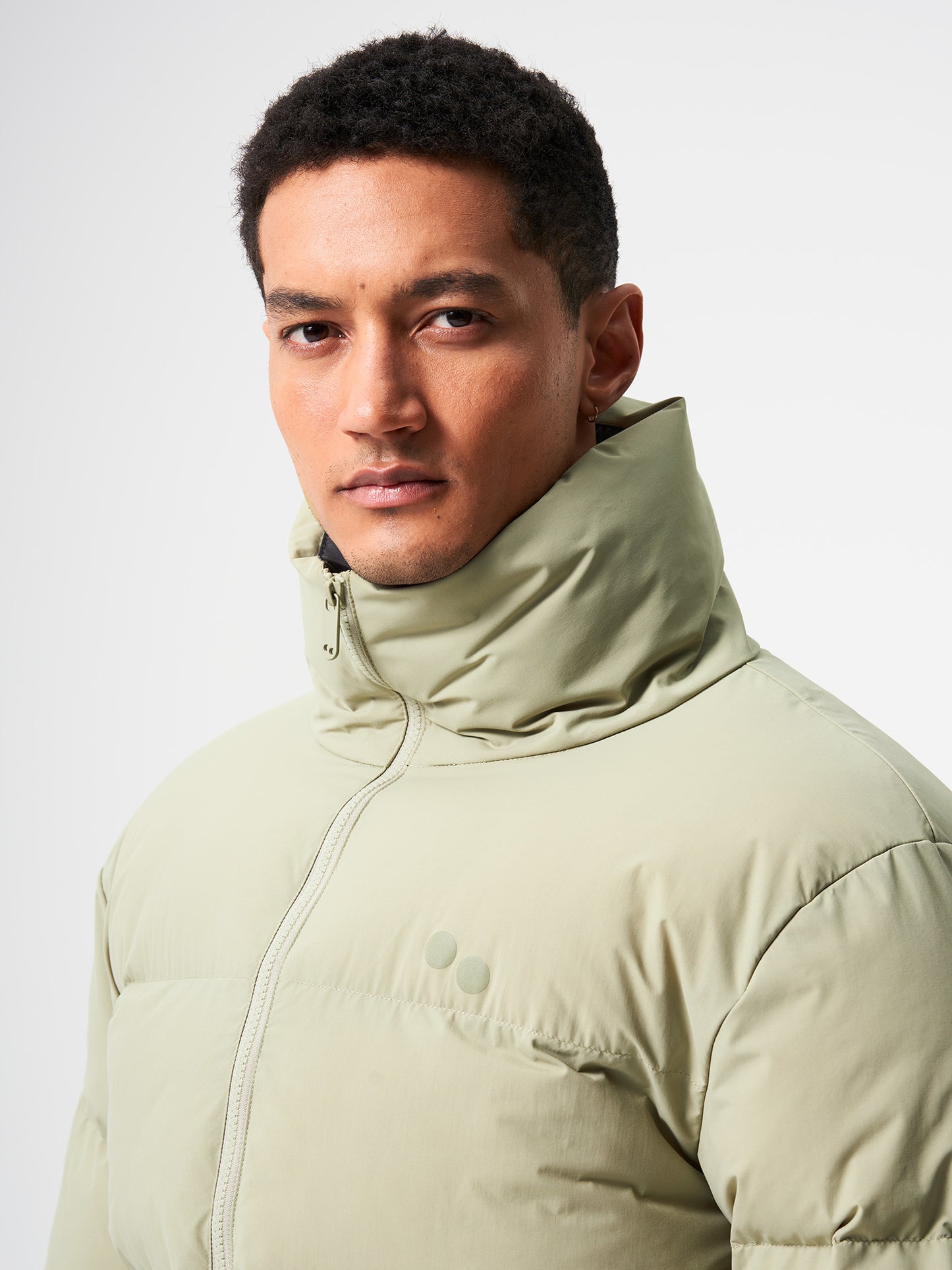 pinqponq-Puffer-Jacket-Unisex-Reed-Olive-model-front-detail