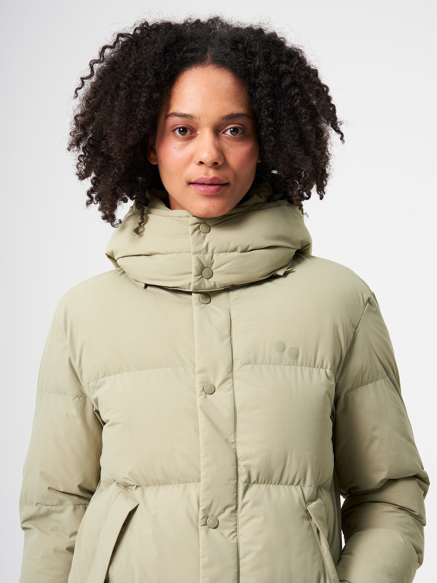 pinqponq-Puffy-Parka-Women-Reed-Olive-model-front-detail