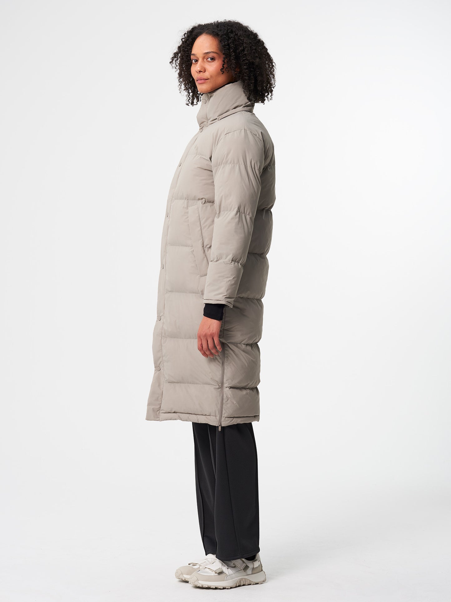 pinqponq-Puffy-Parka-Women-Cement-Taupe-model-side