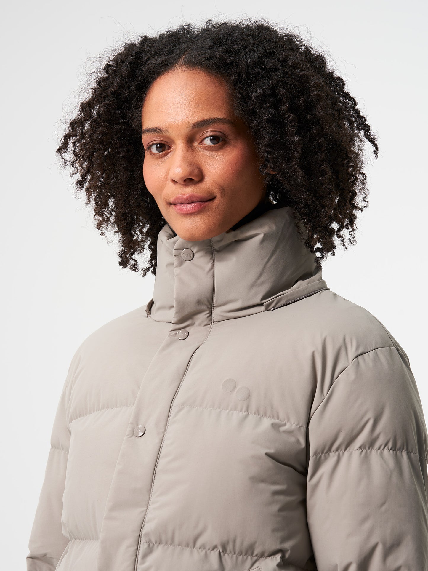 pinqponq-Puffy-Parka-Women-Cement-Taupe-model-front-detail