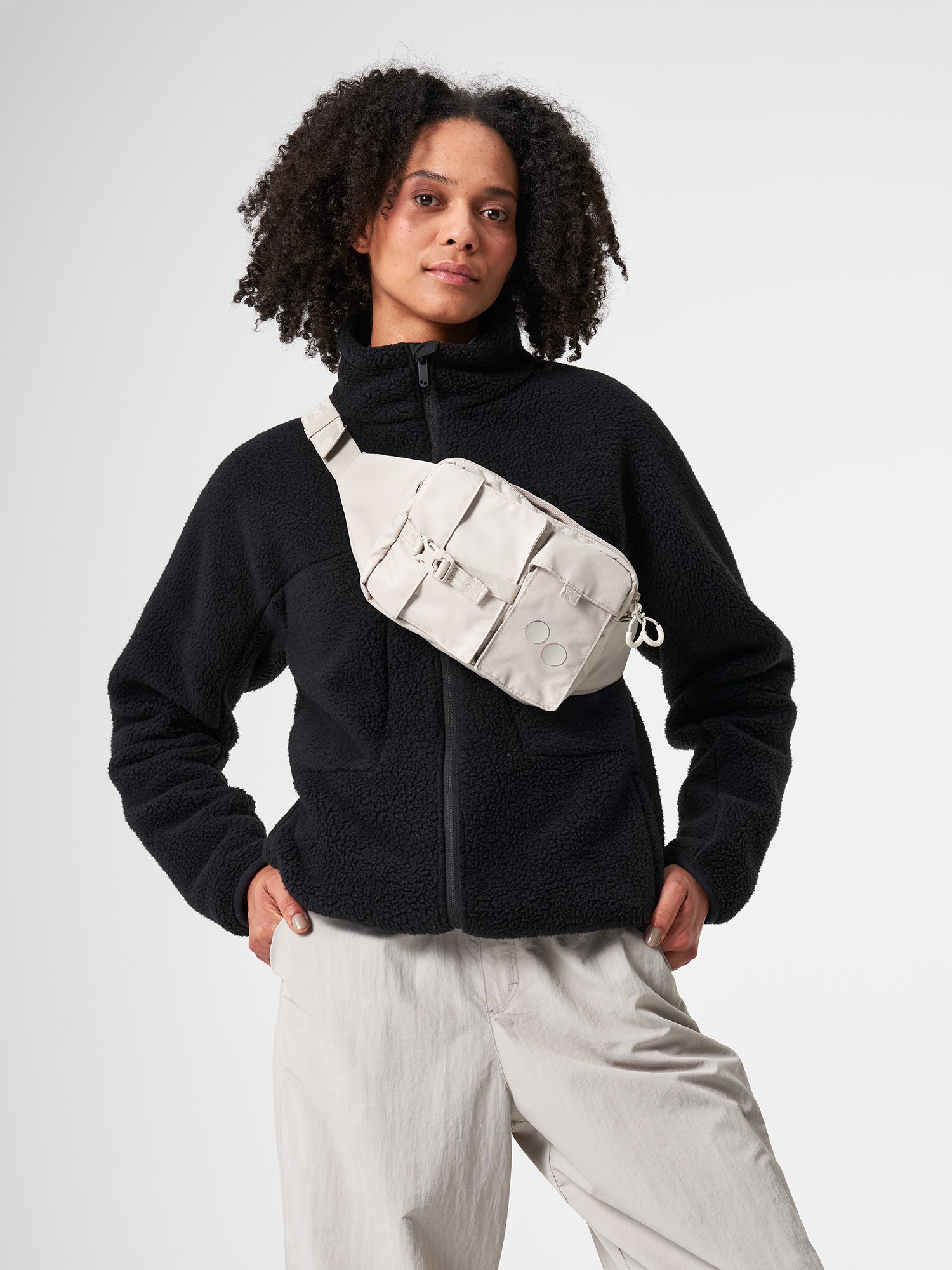 pinqponq-Tetrik-Cliff-Beige-model-front