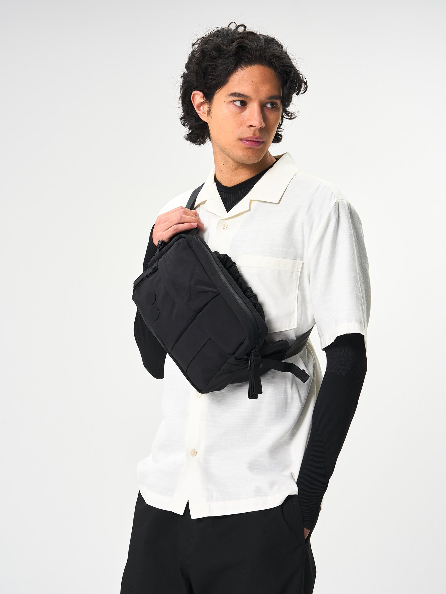 pinqponq-hip-bag-Tetrik-Large-Crinkle-Black-model-front