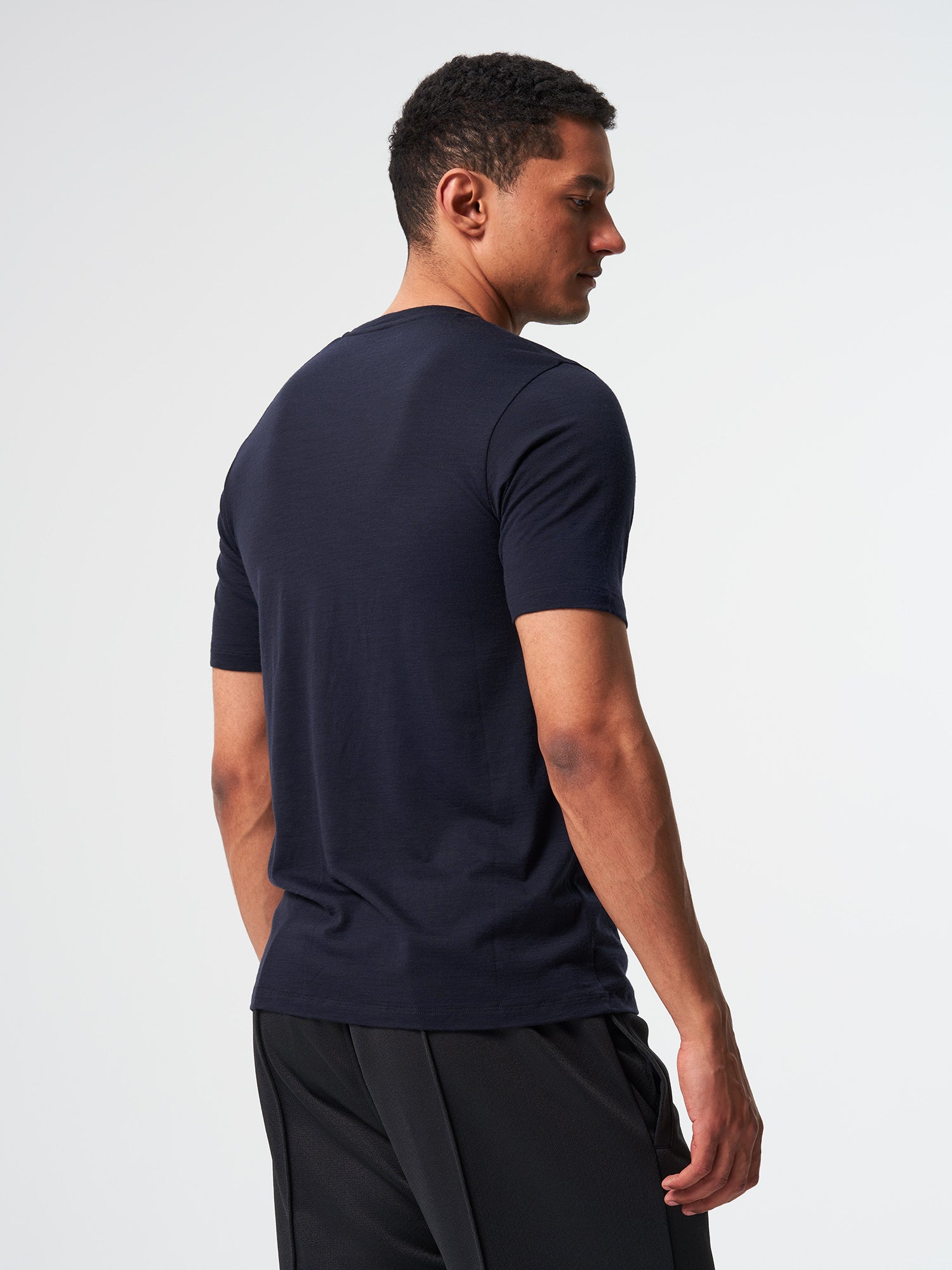 pinqponq-T-Shirt-Merino-Men-Iconic-Sheep-Navy-model-back