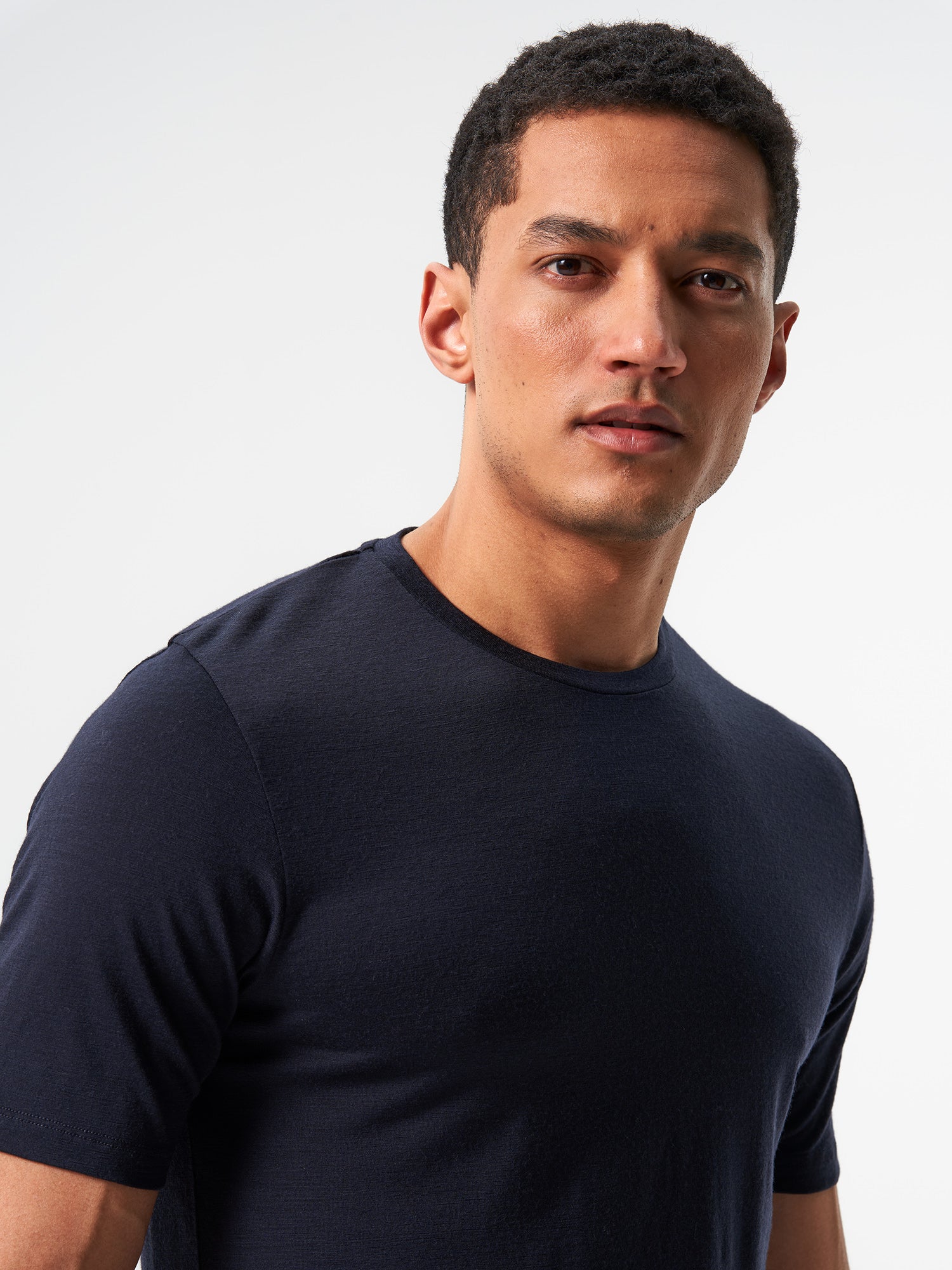 pinqponq-T-Shirt-Merino-Men-Iconic-Sheep-Navy-model-front-detail
