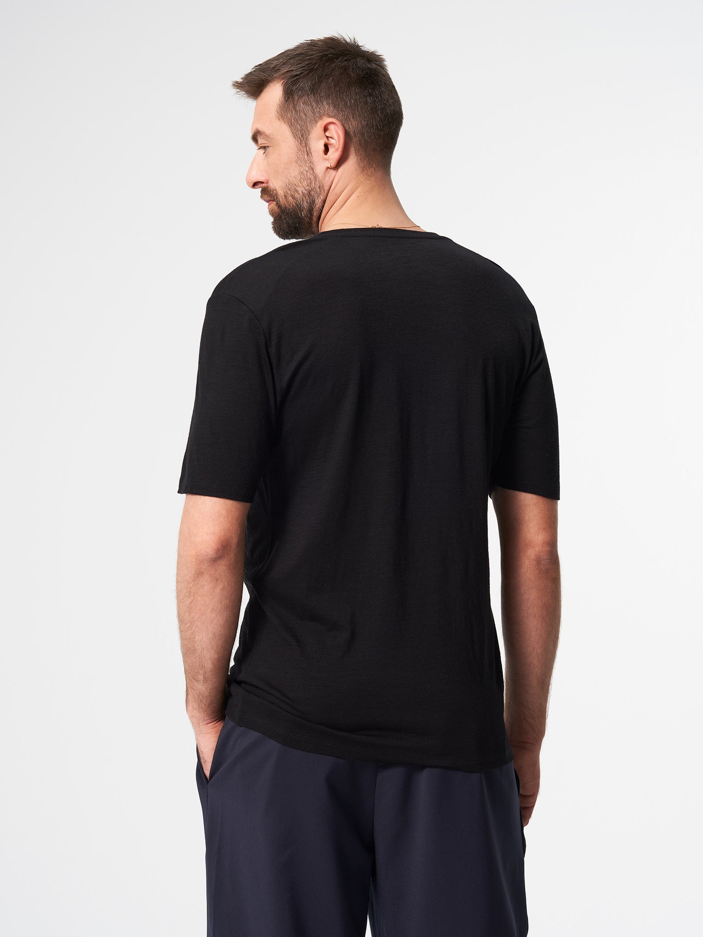 pinqponq-T-Shirt-Merino-Men-Iconic-Sheep-Black-model-back