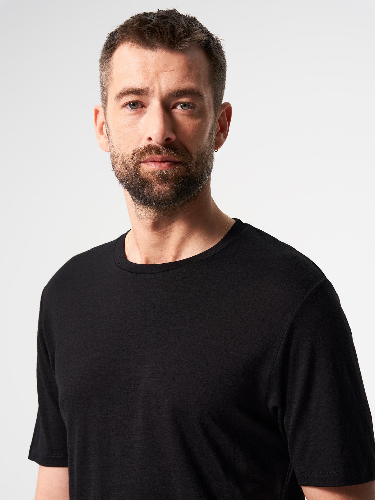 pinqponq-T-Shirt-Merino-Men-Iconic-Sheep-Black-model-front-detail