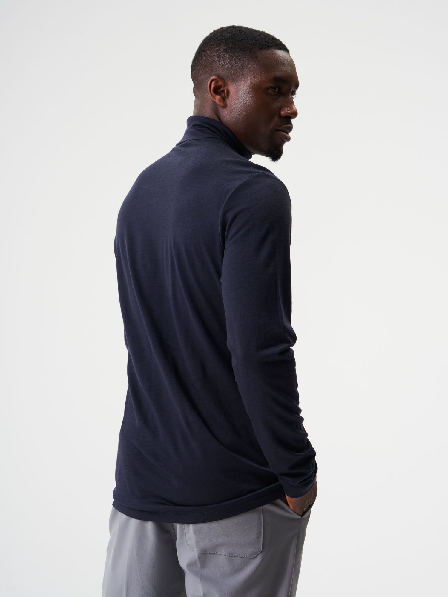 pinqponq-Turtleneck-Merino-Men-Cover-Sheep-Navy-model-back