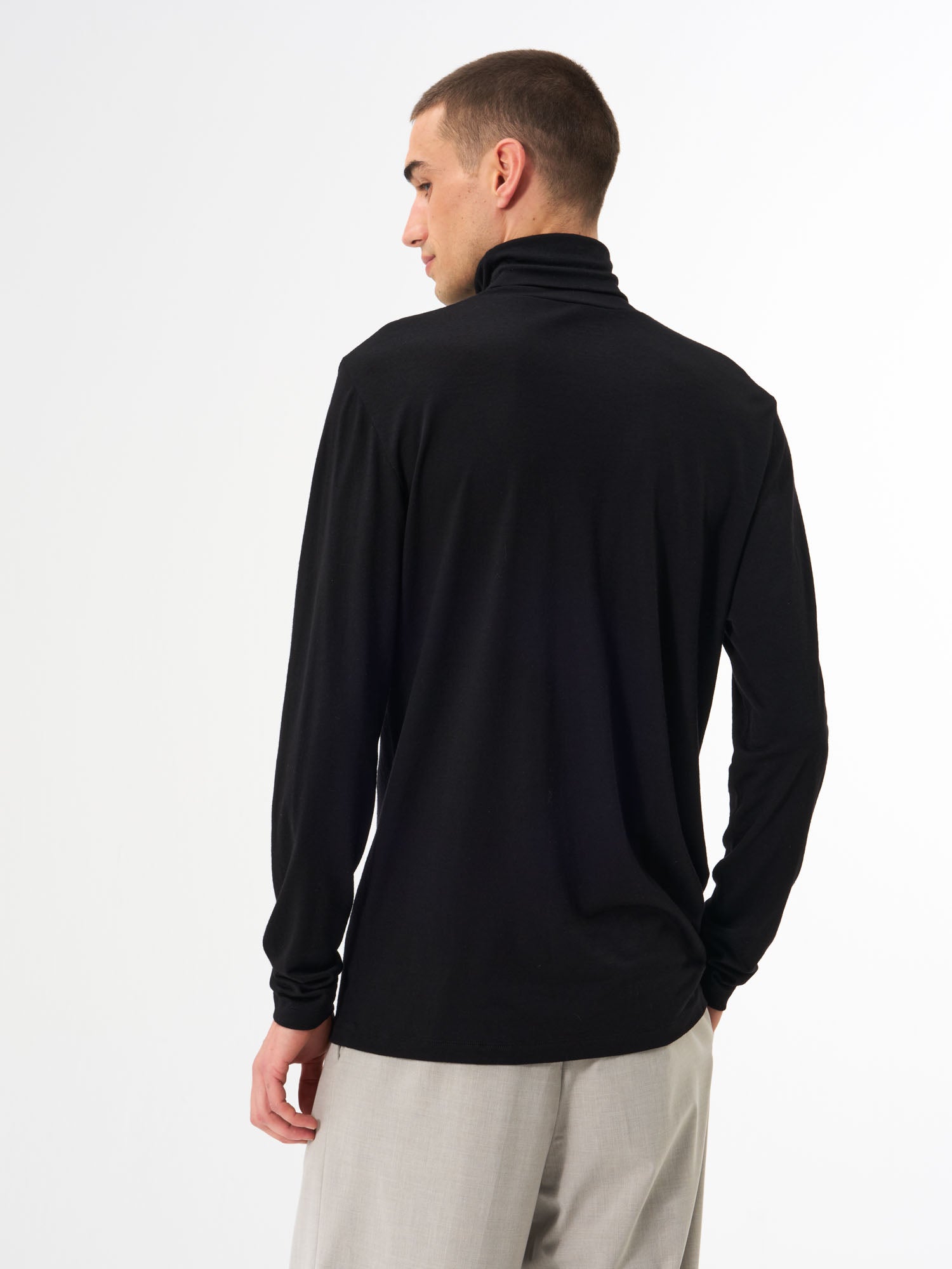 pinqponq-Turtleneck-Merino-Men-Cover-Sheep-Black-model-back