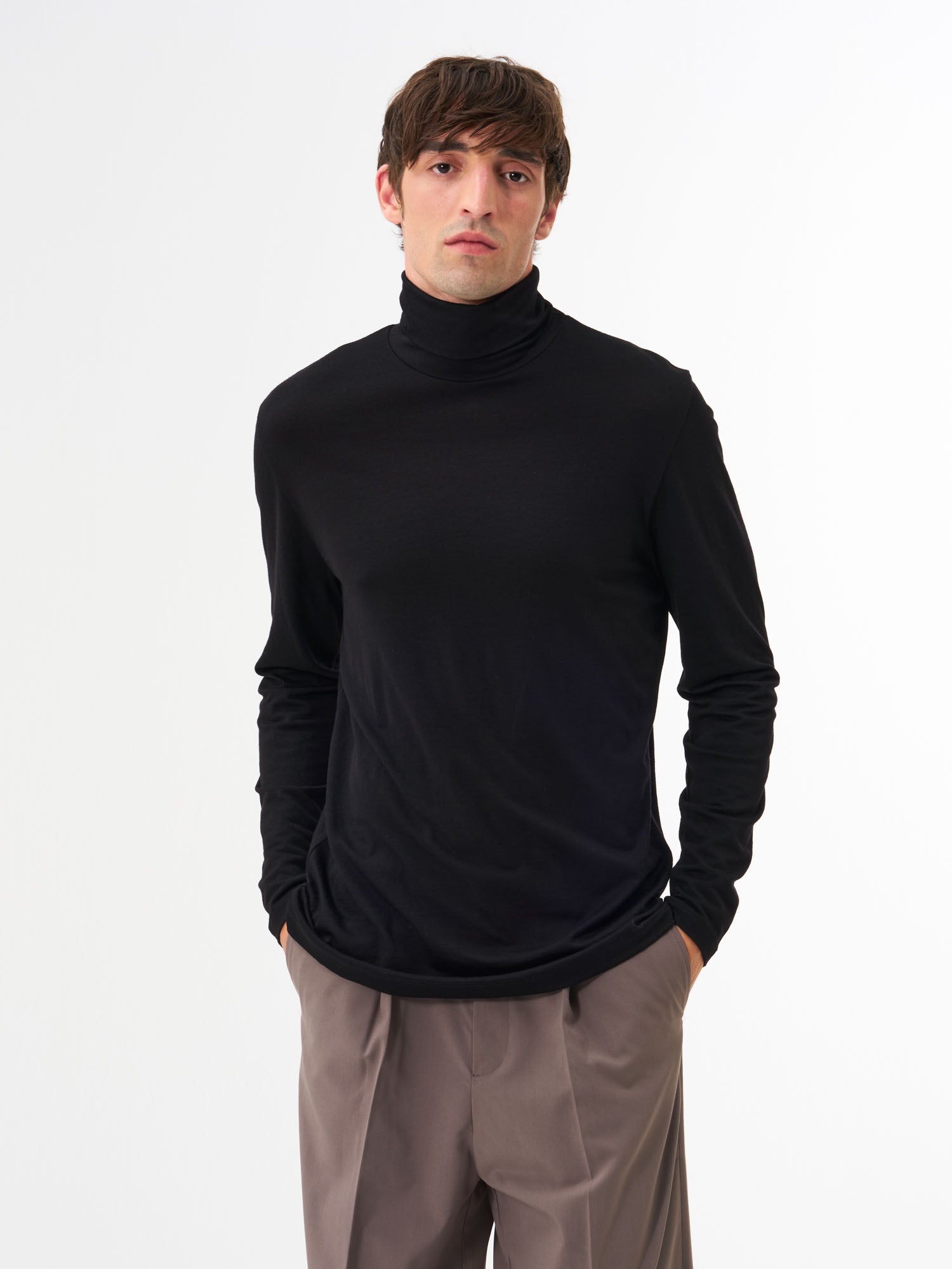 pinqponq-Turtleneck-Merino-Men-Cover-Sheep-Black-model-front