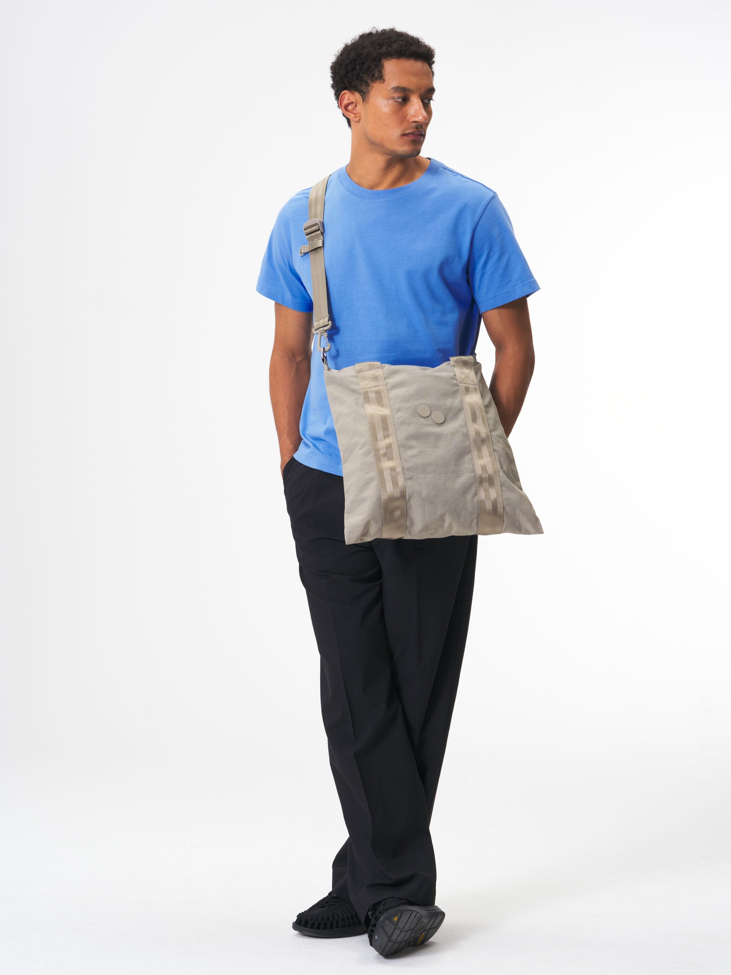 pinqponq-Tote-Bag-Crinkle-Taupe-model-male-front