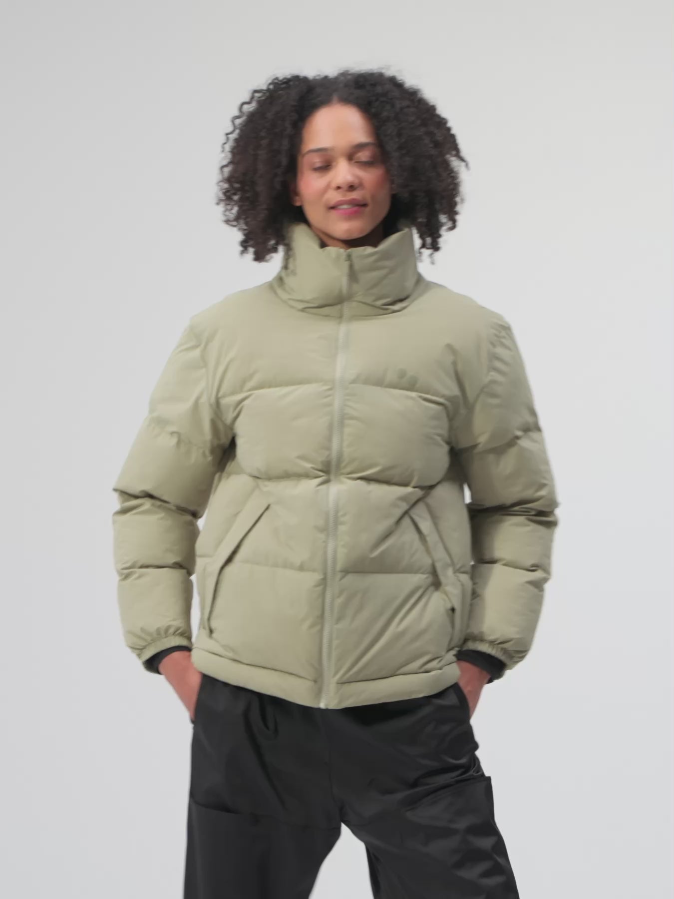 pinqponq-Puffer-Jacket-Unisex-Reed-Olive-model-video